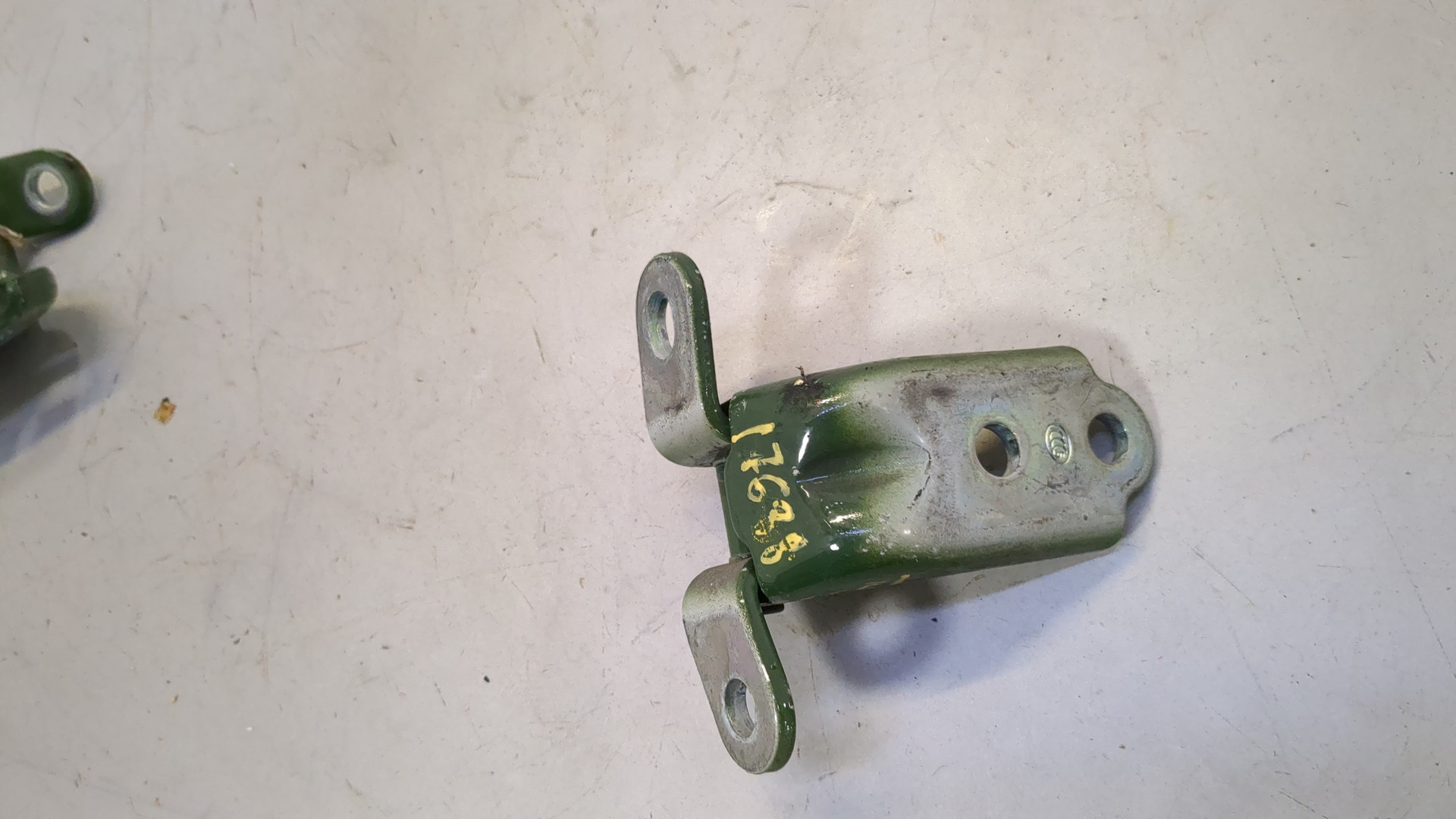 Петля двери