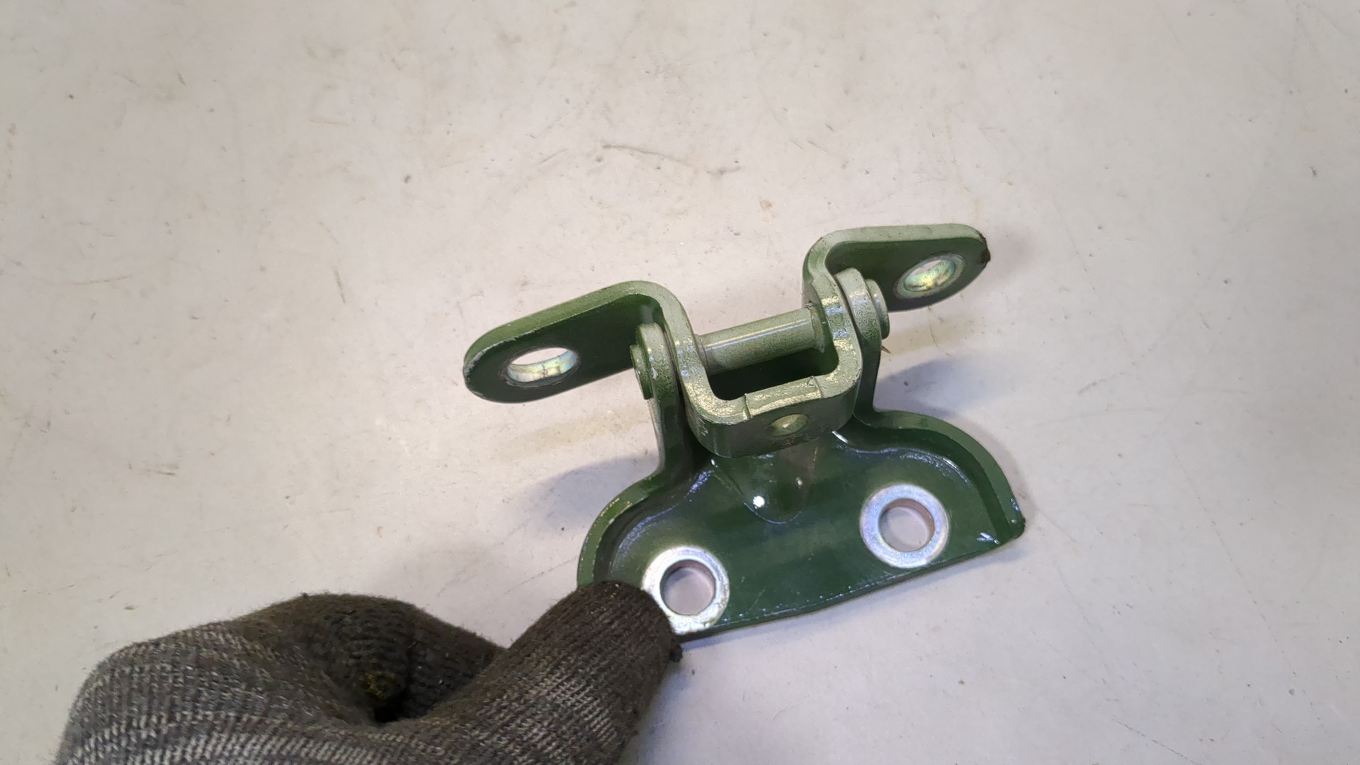 Петля двери