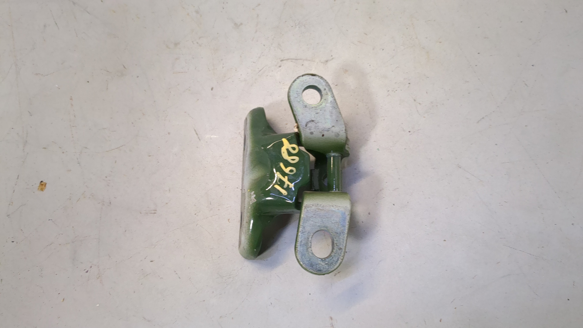 Петля двери