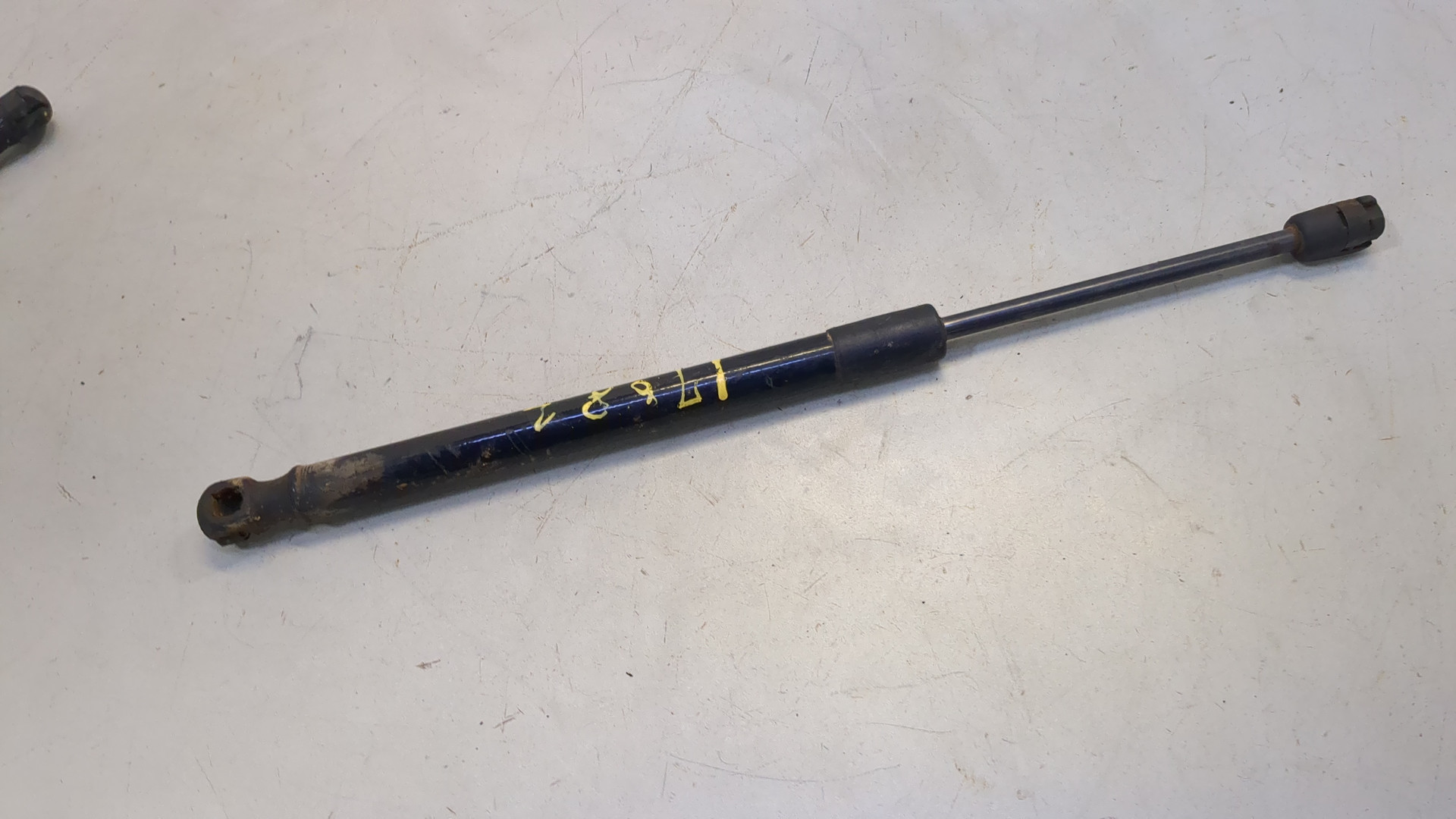 Амортизатор капота