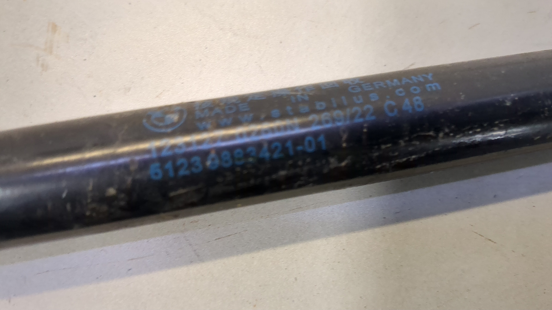 Амортизатор капота