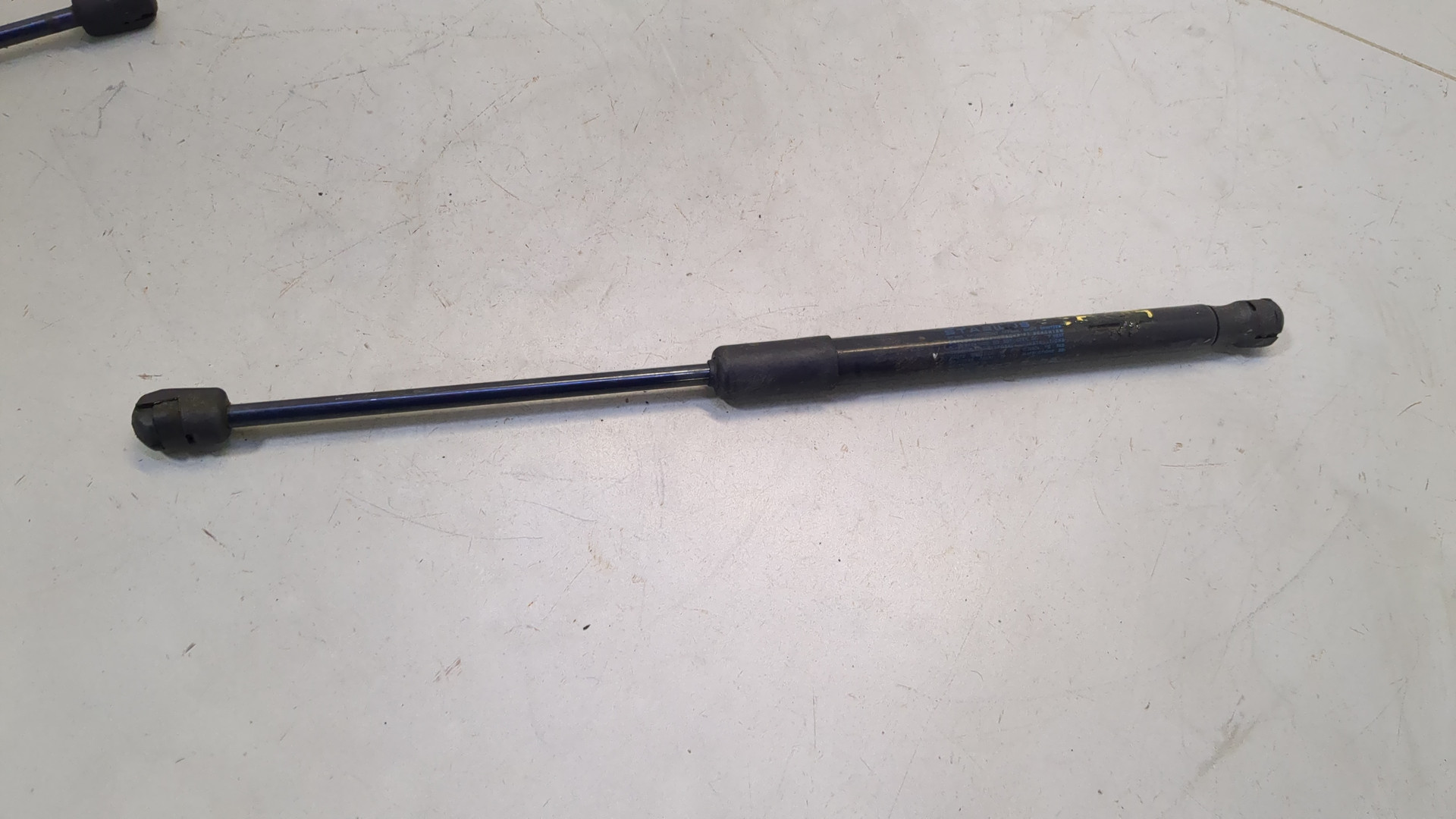 Амортизатор капота