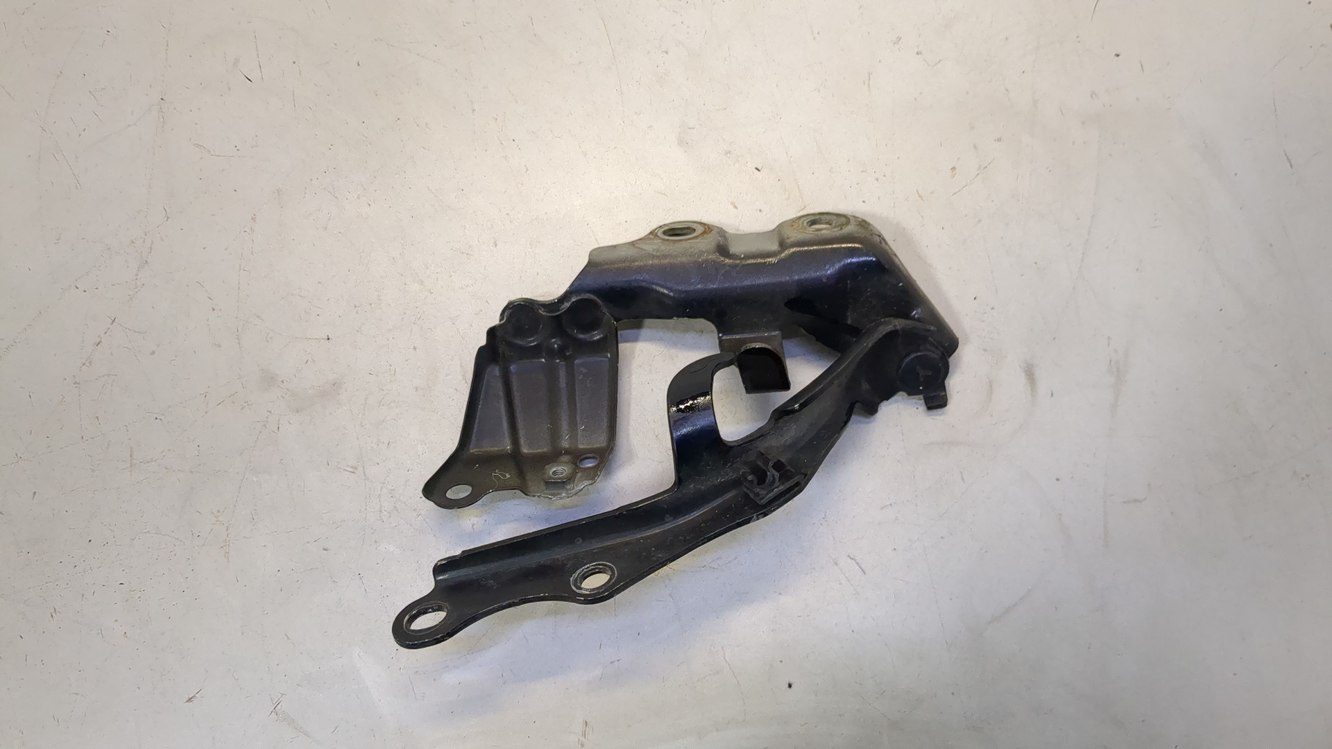 Петля капота левая