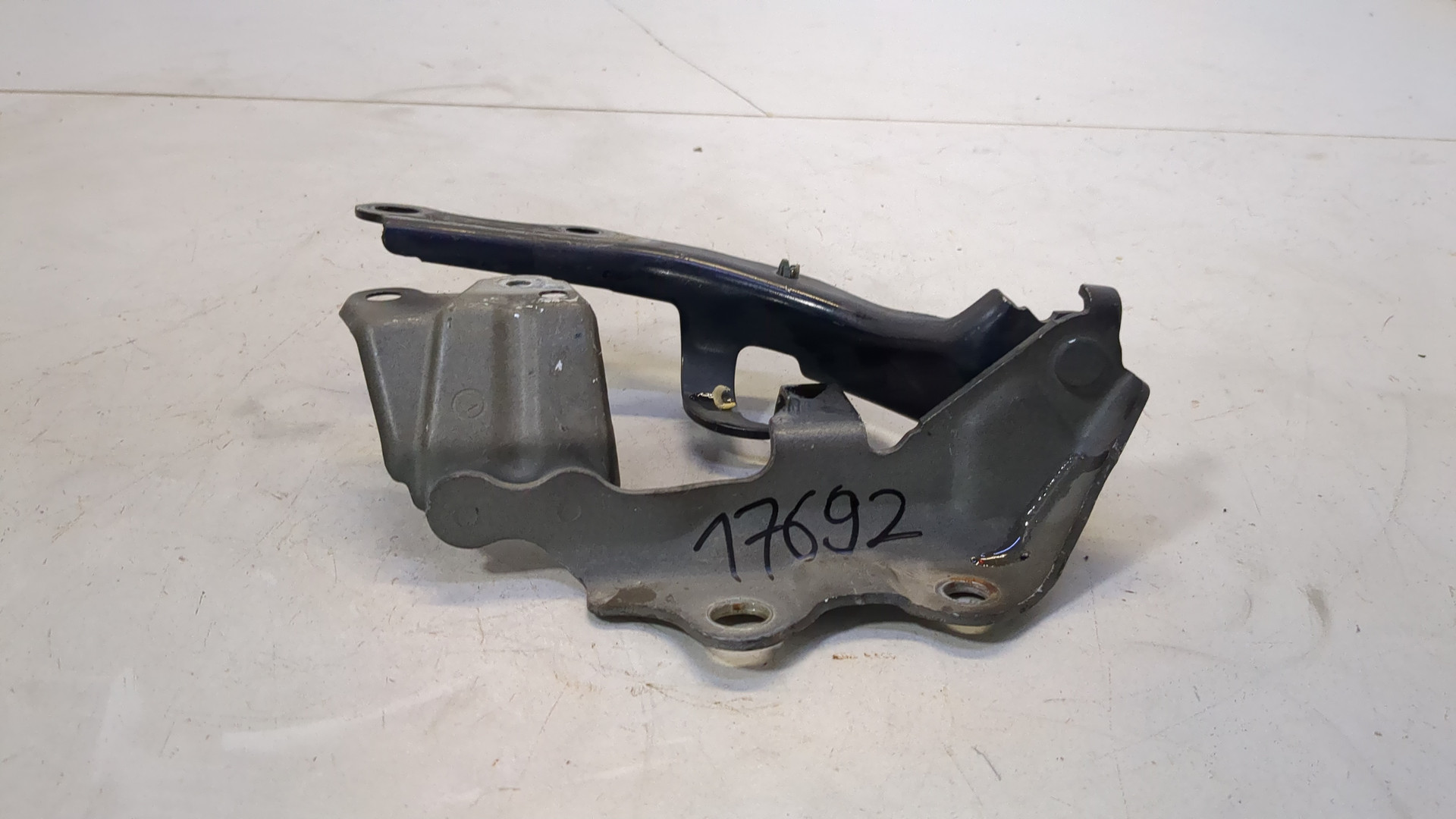 Петля капота левая