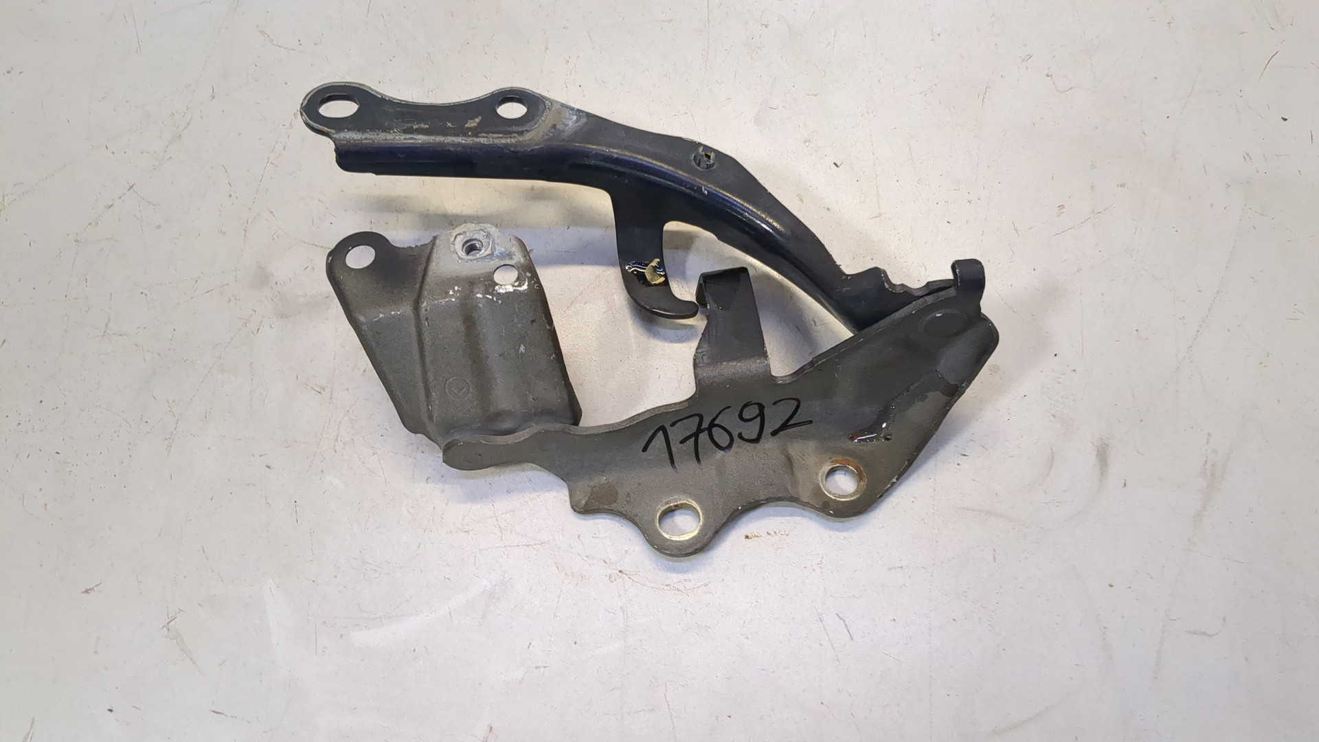 Петля капота левая