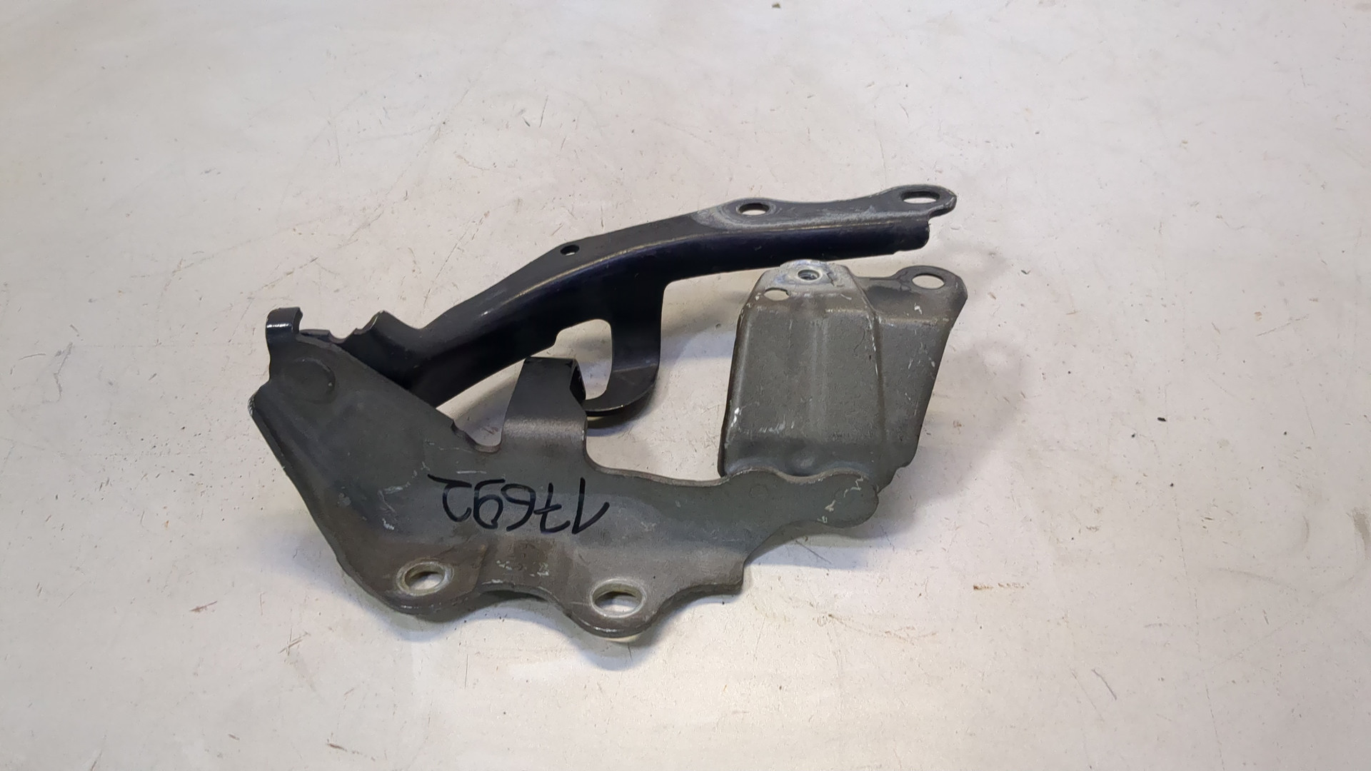 Петля капота правая