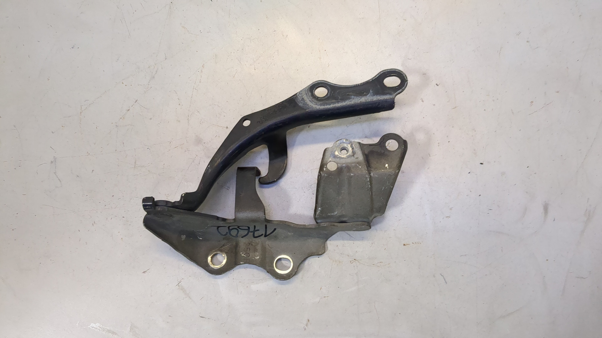 Петля капота правая