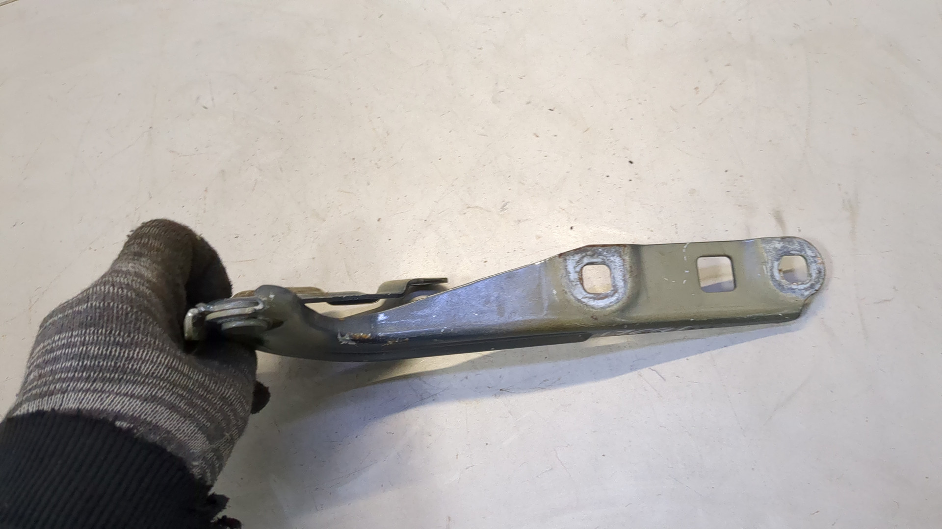 Петля капота правая