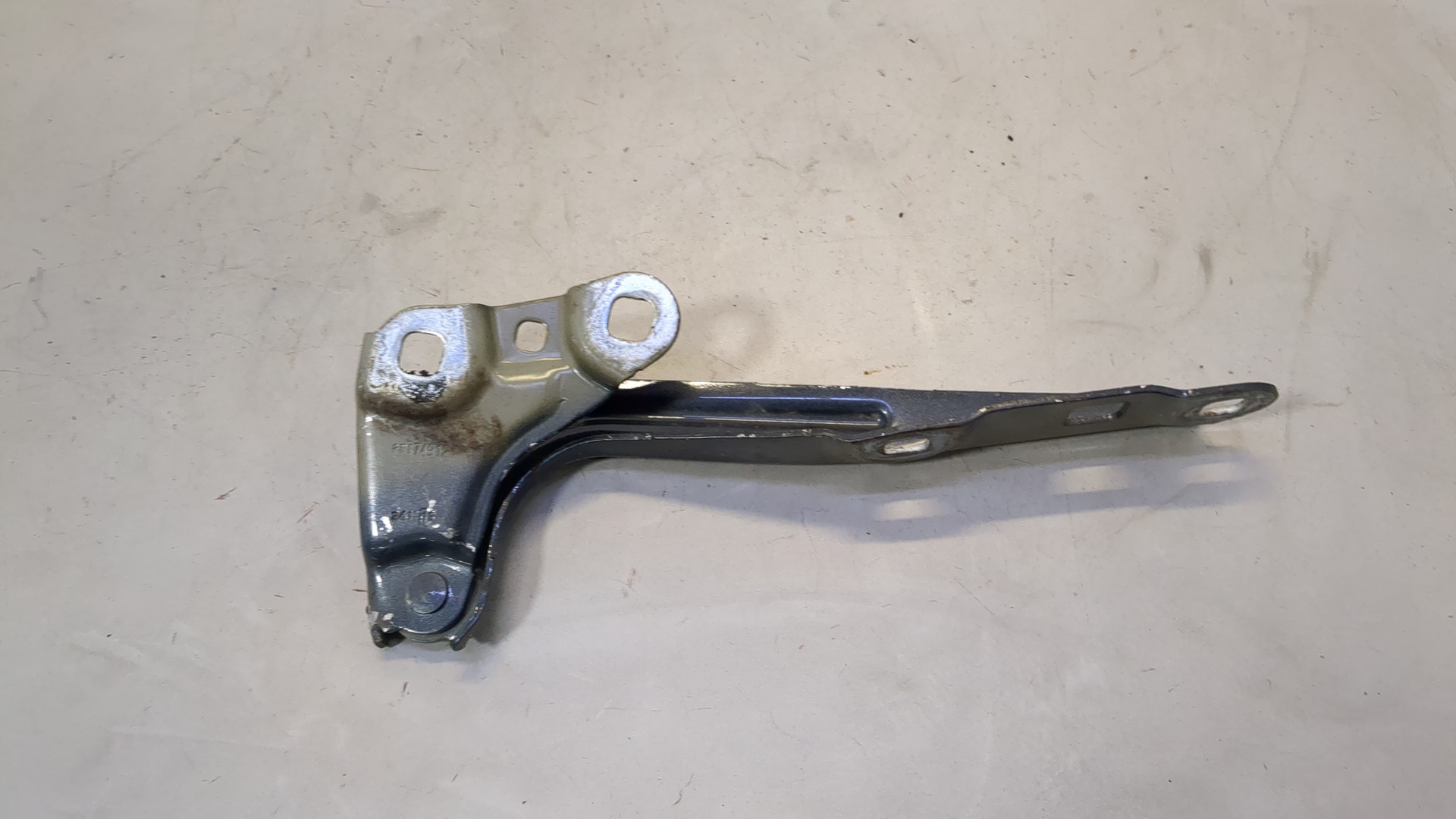 Петля капота правая