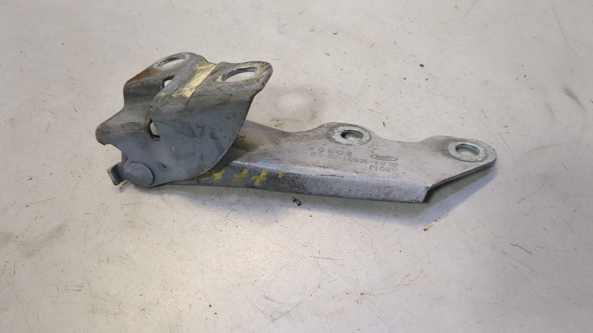 Петля капота левая