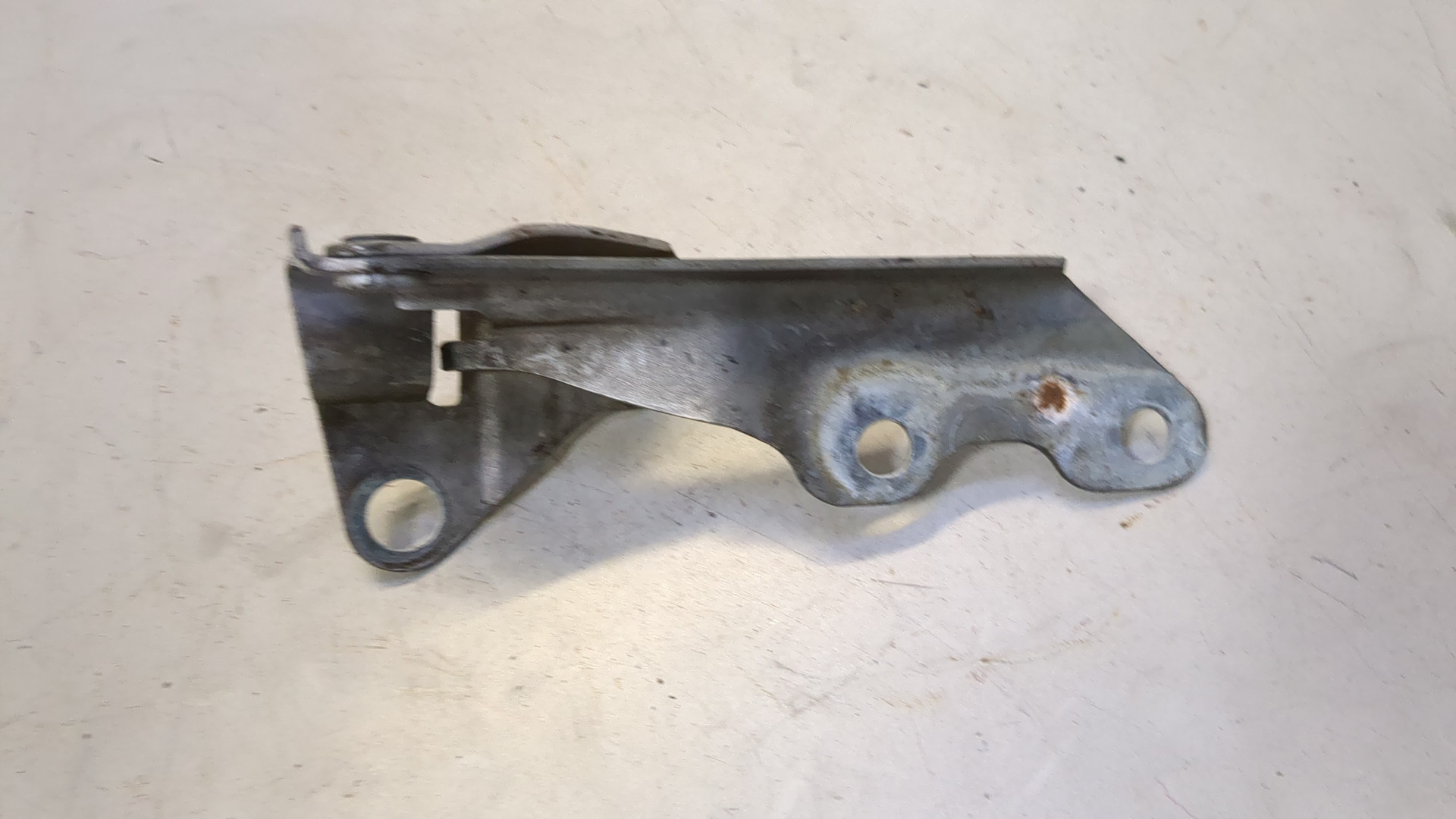 Петля капота левая