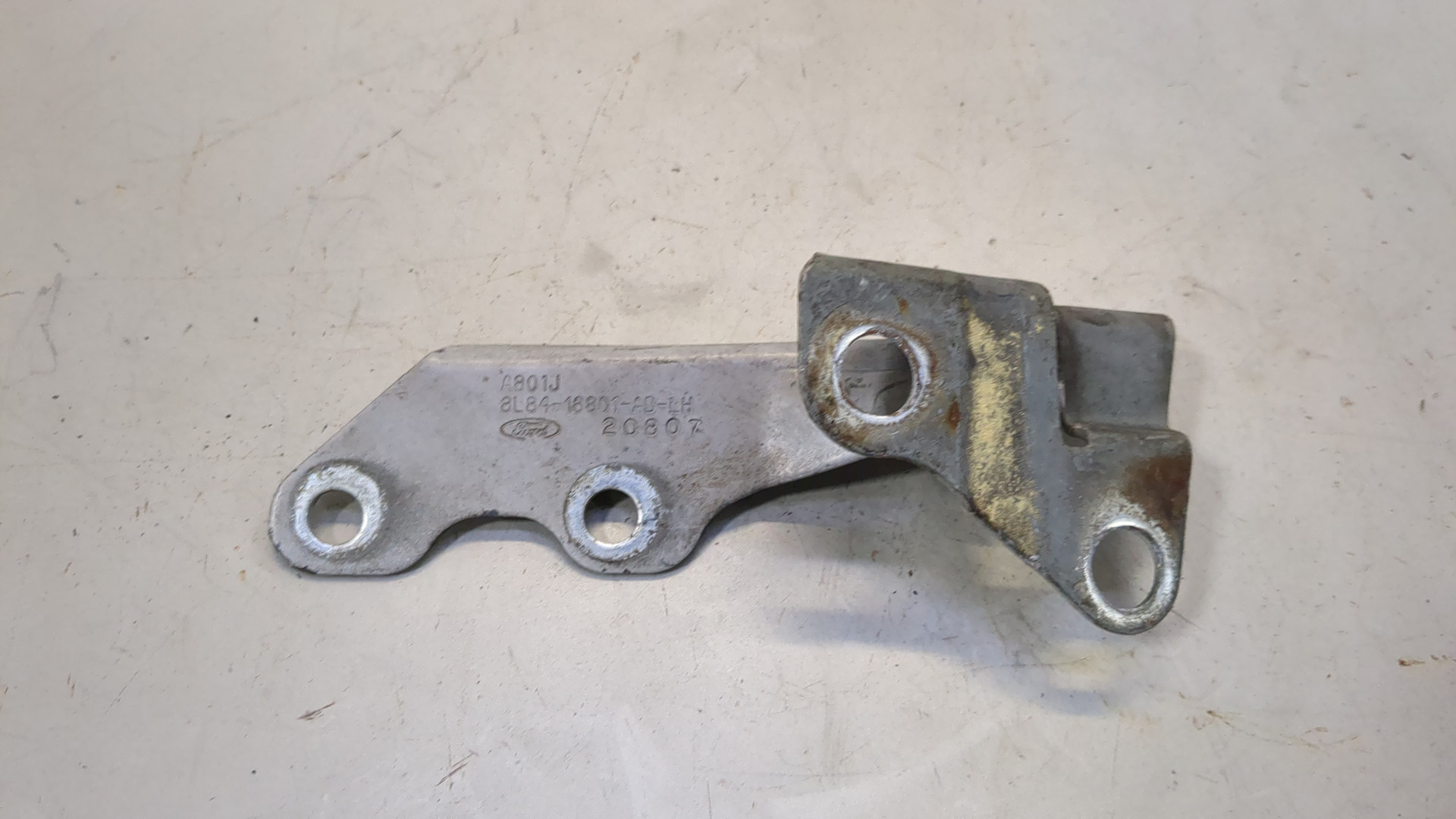 Петля капота левая