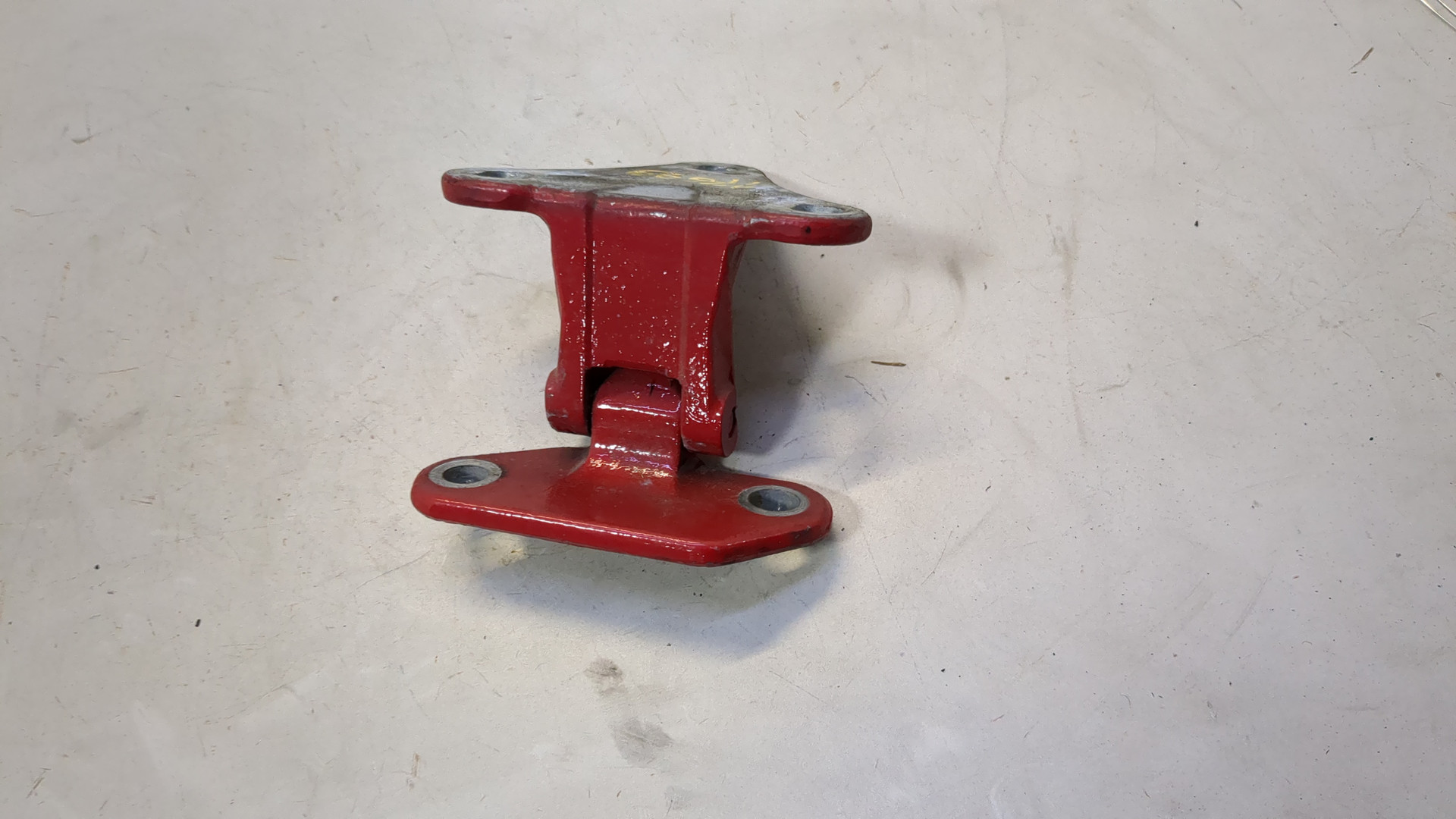 Петля крышки багажника