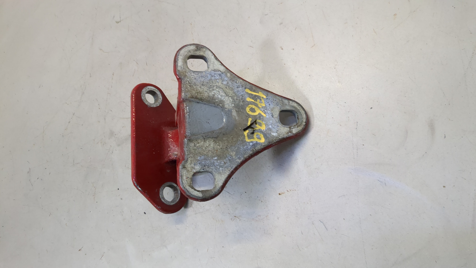 Петля крышки багажника