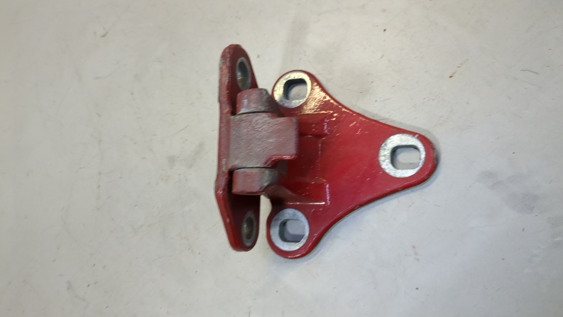 Петля крышки багажника