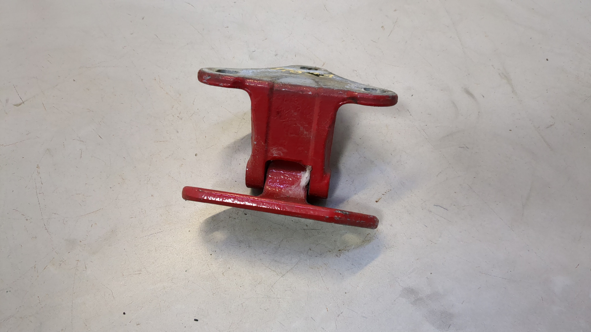 Петля крышки багажника