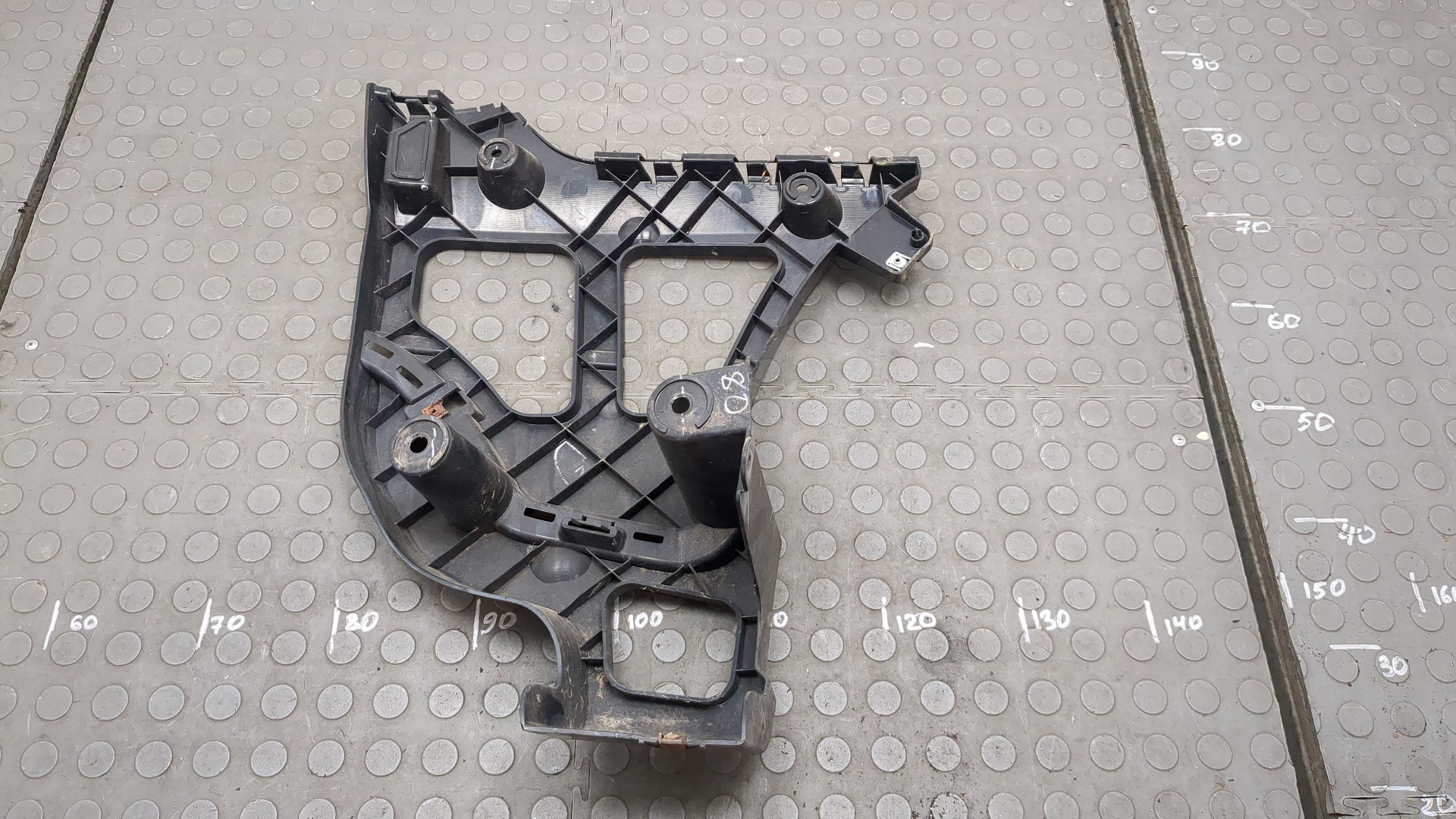 Кронштейн заднего бампера левый