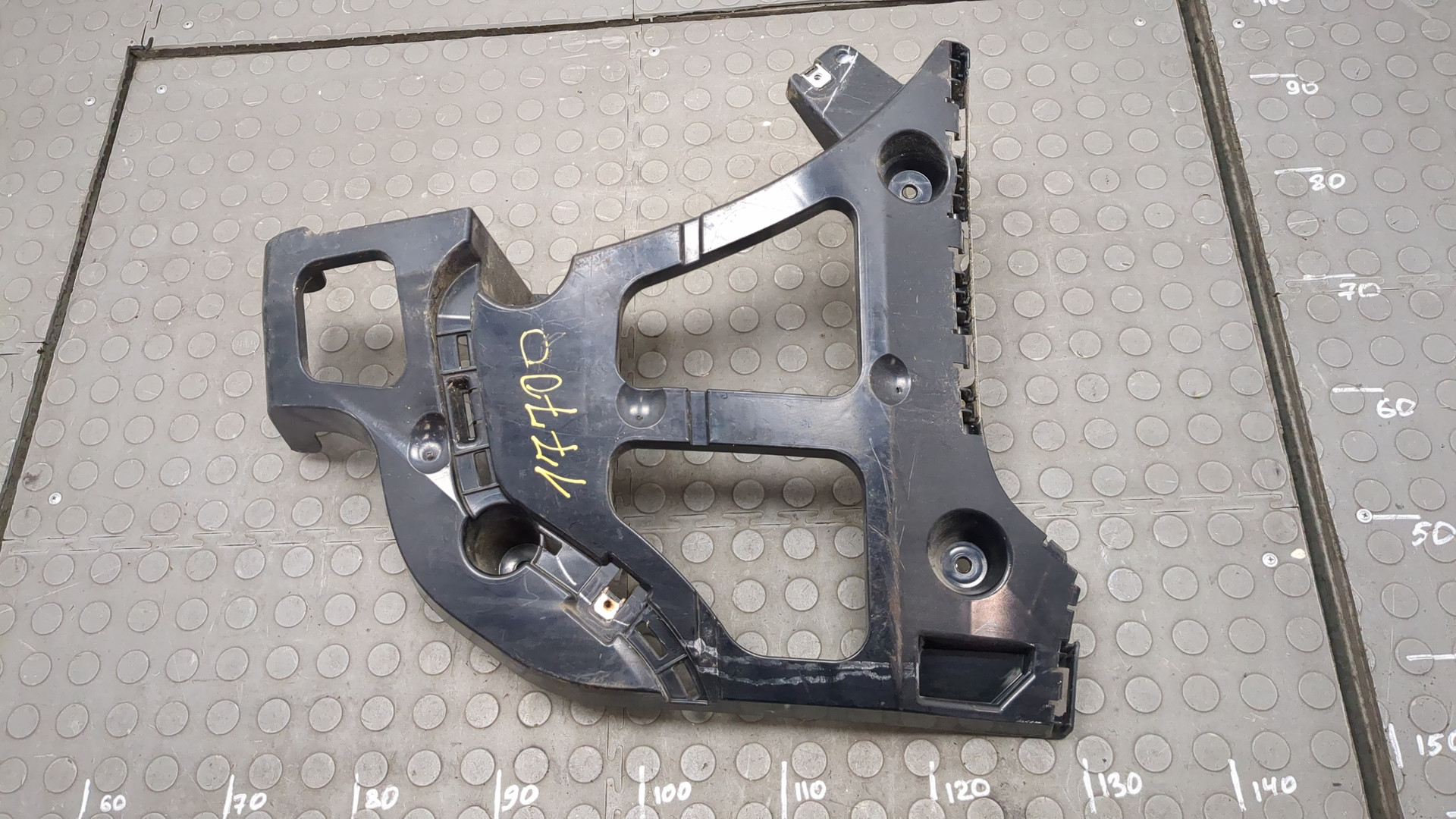 Кронштейн заднего бампера левый