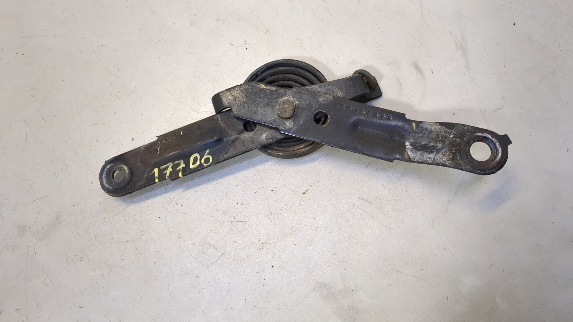 Петля капота правая