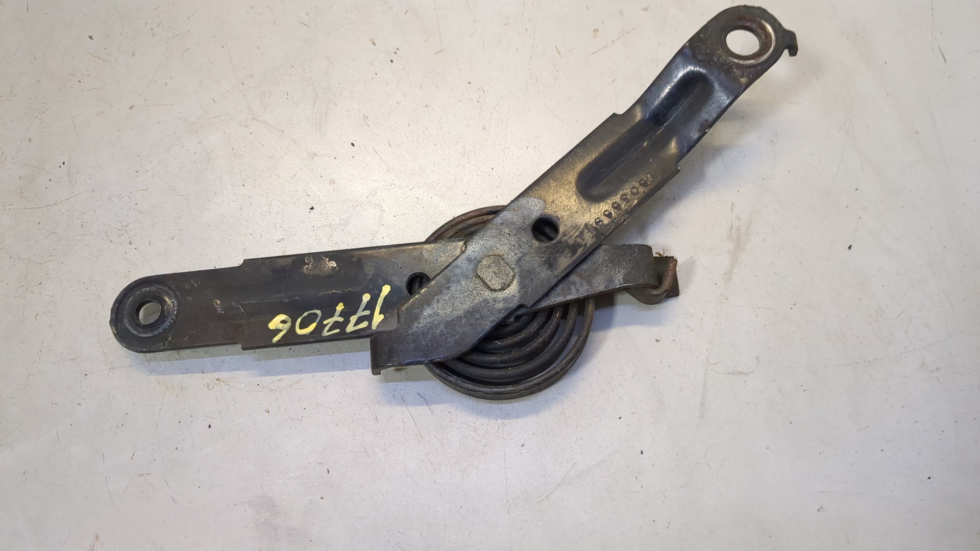 Петля капота левая