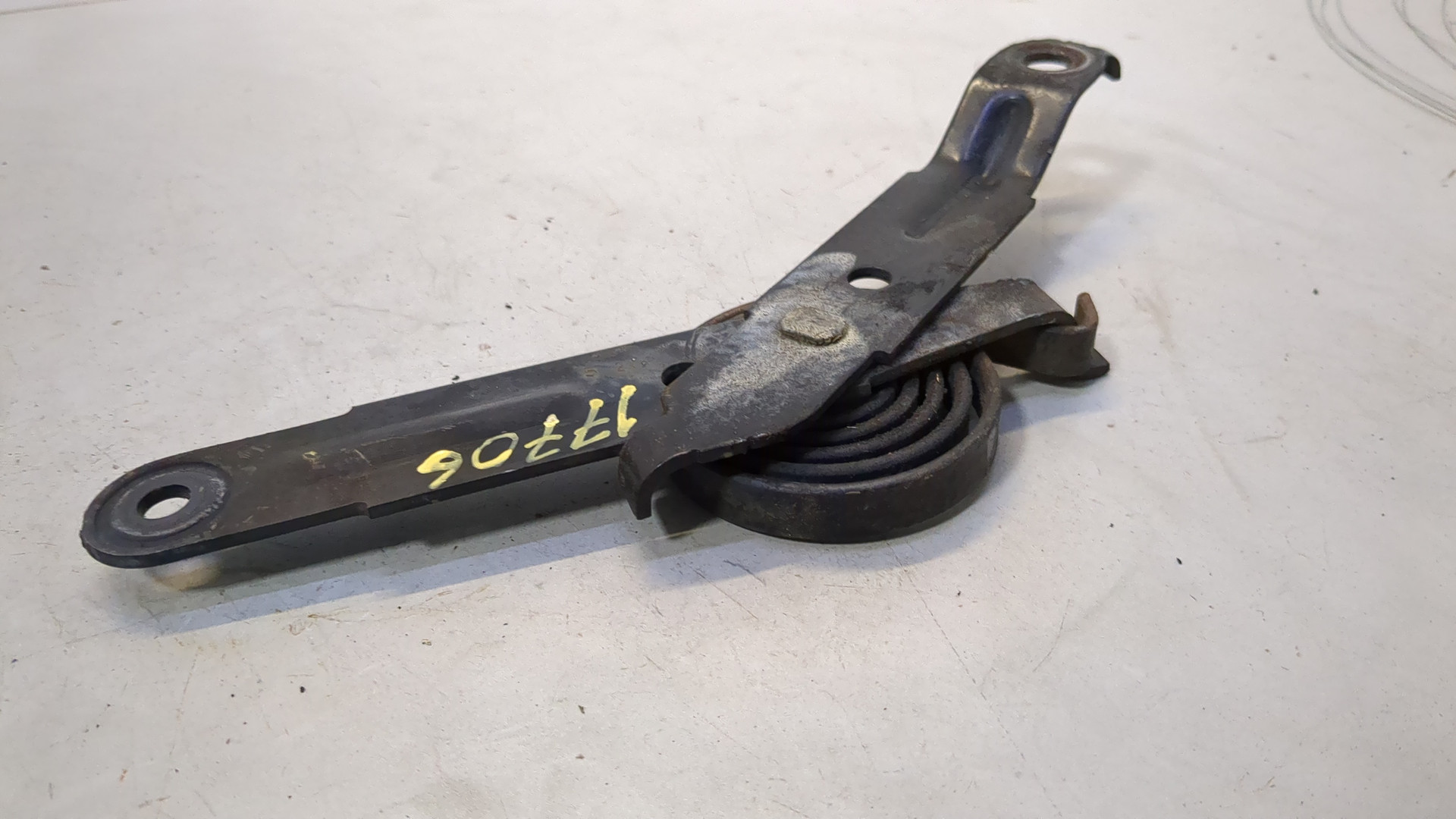 Петля капота левая