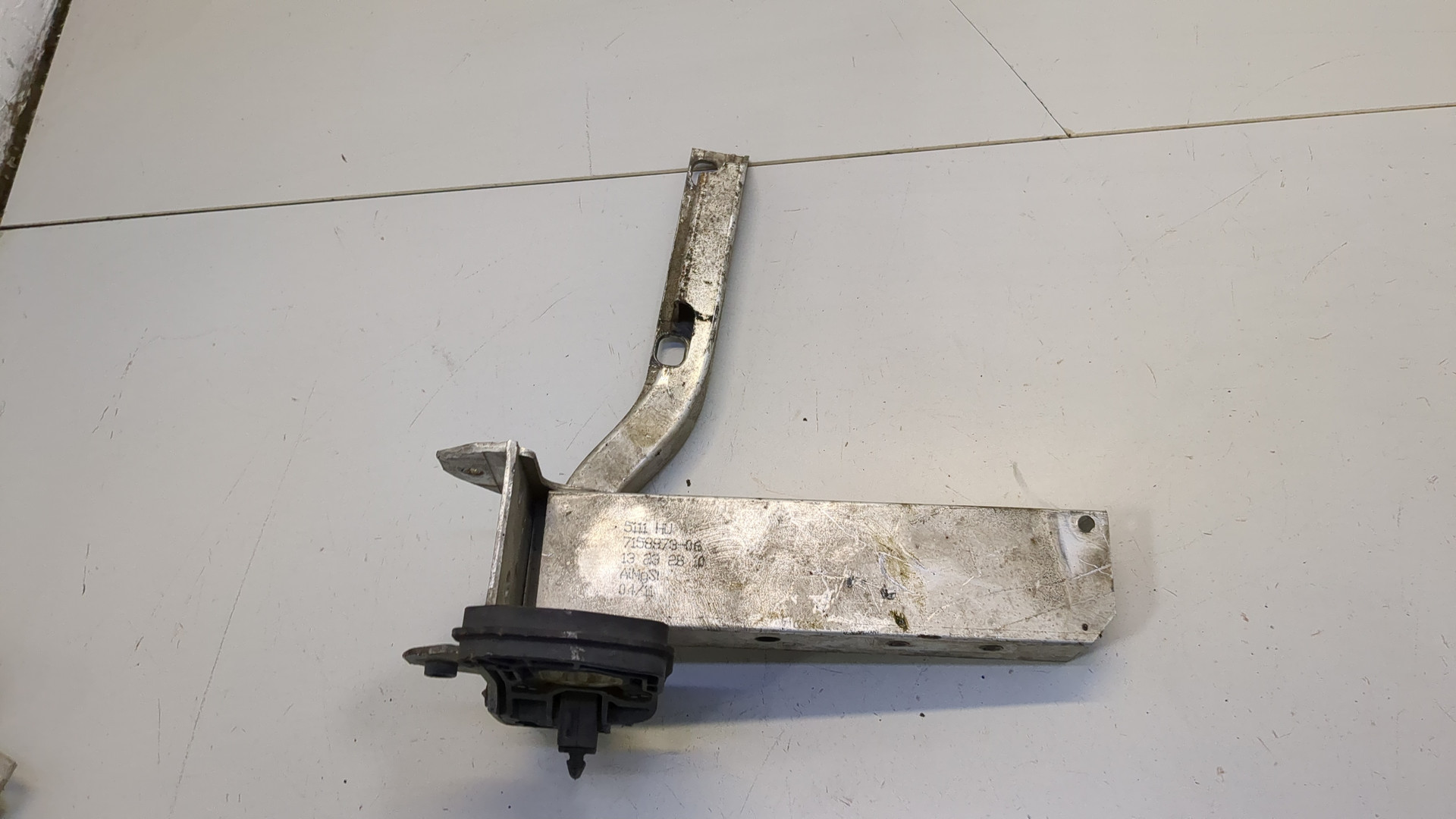 Кронштейн усилителя переднего бампера левый