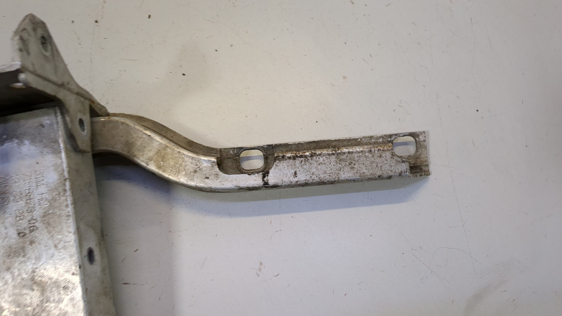 Кронштейн усилителя переднего бампера левый