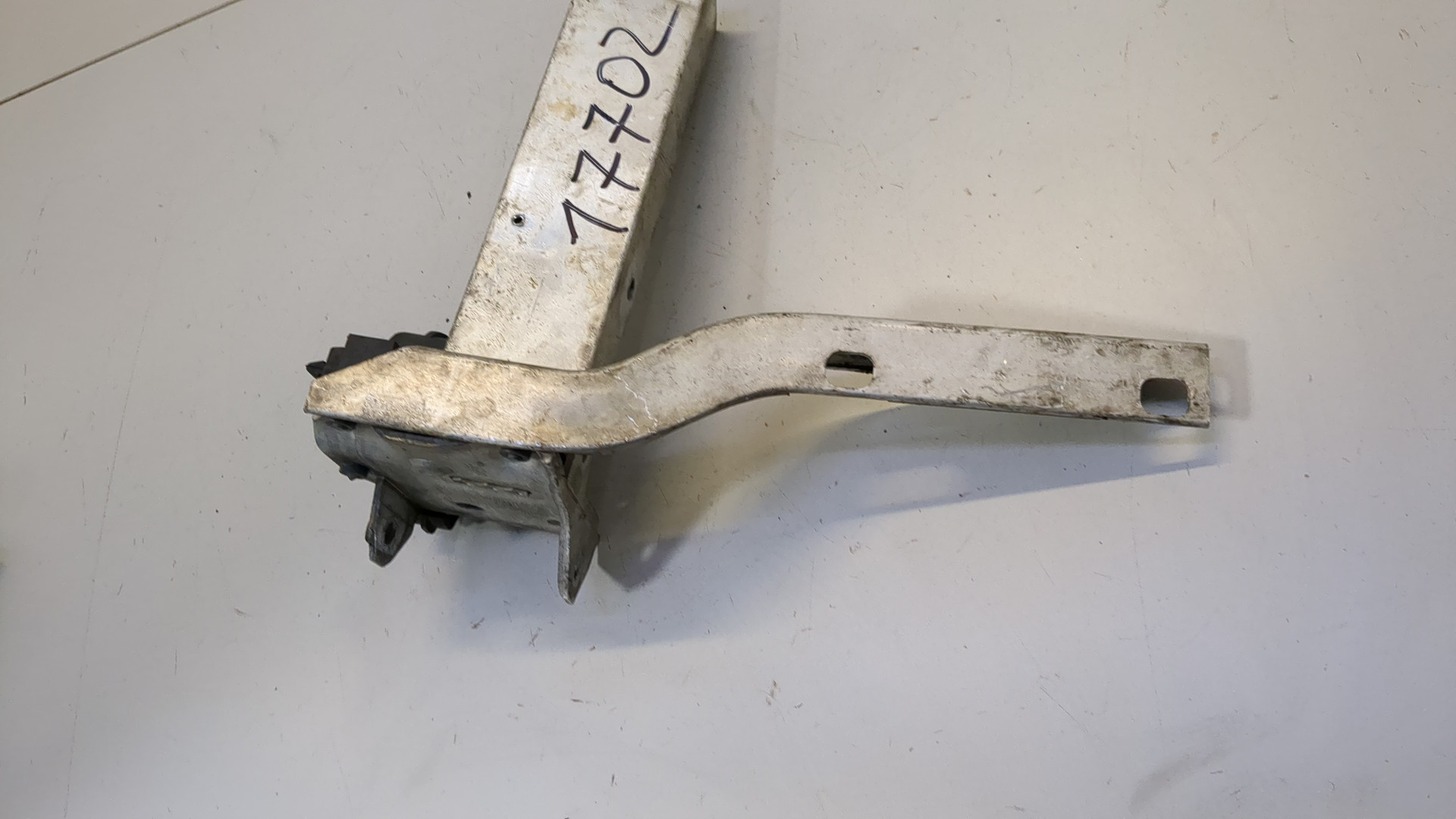 Кронштейн усилителя переднего бампера левый