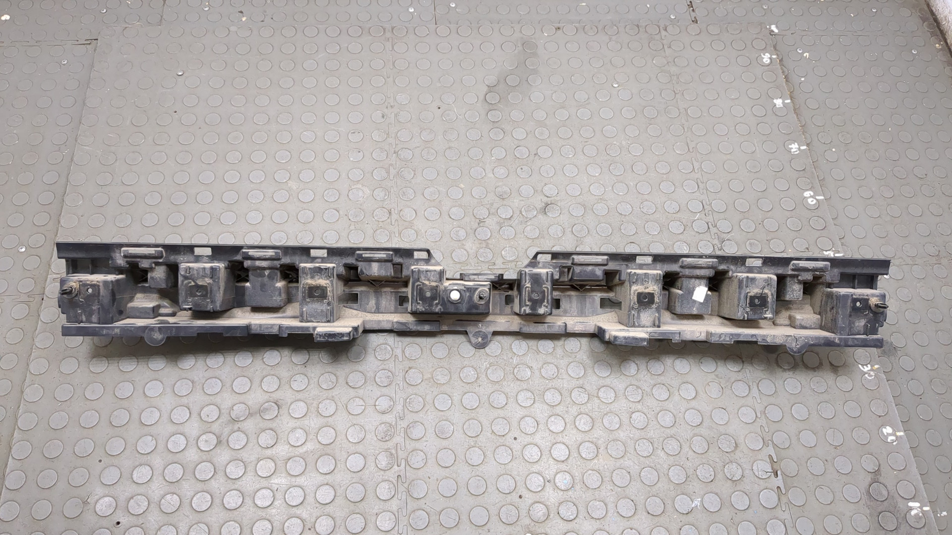 Кронштейн заднего бампера