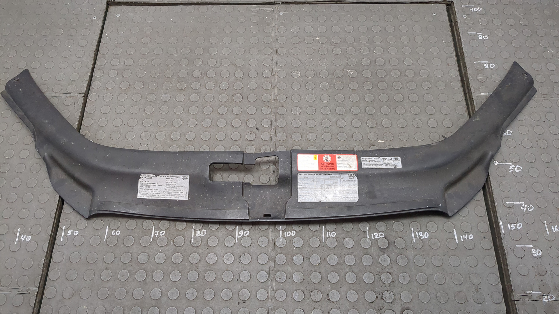 Кожух замка капота