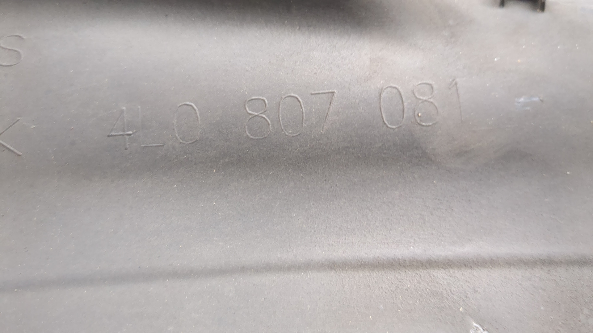 Кожух замка капота