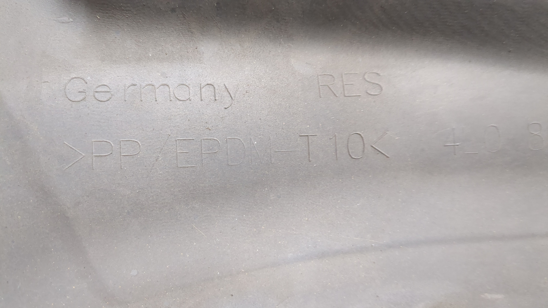 Кожух замка капота