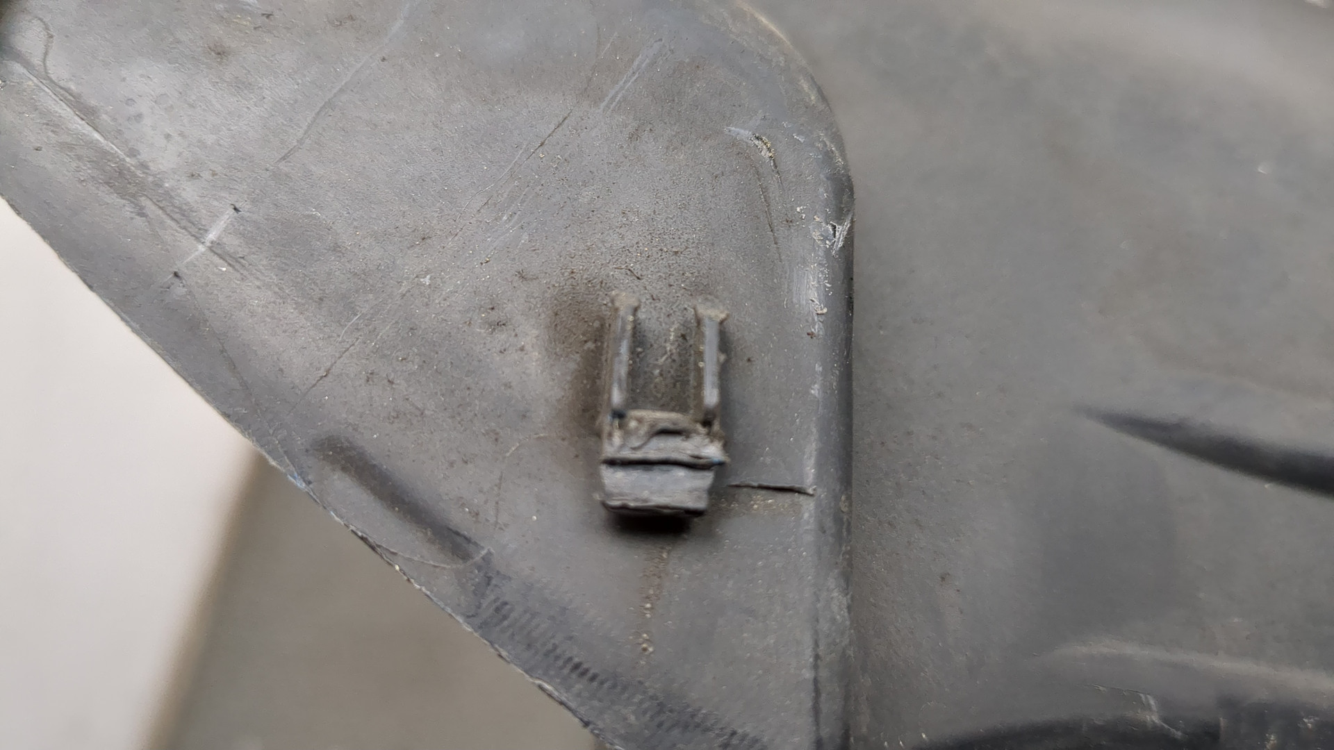 Кожух замка капота