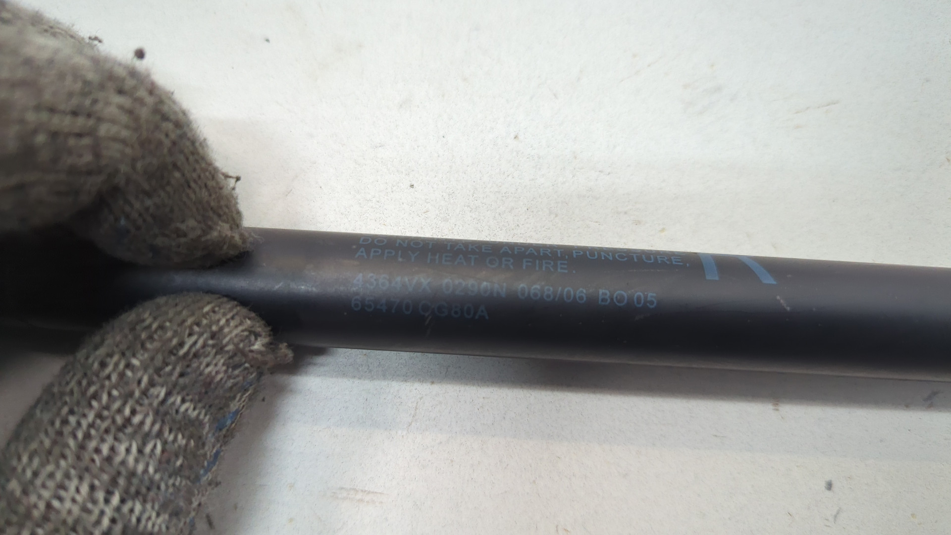 Амортизатор капота