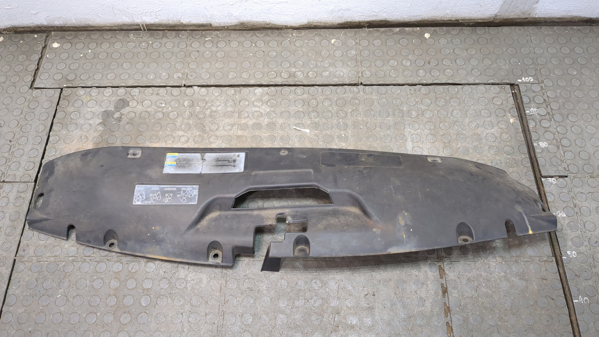 Кожух замка капота