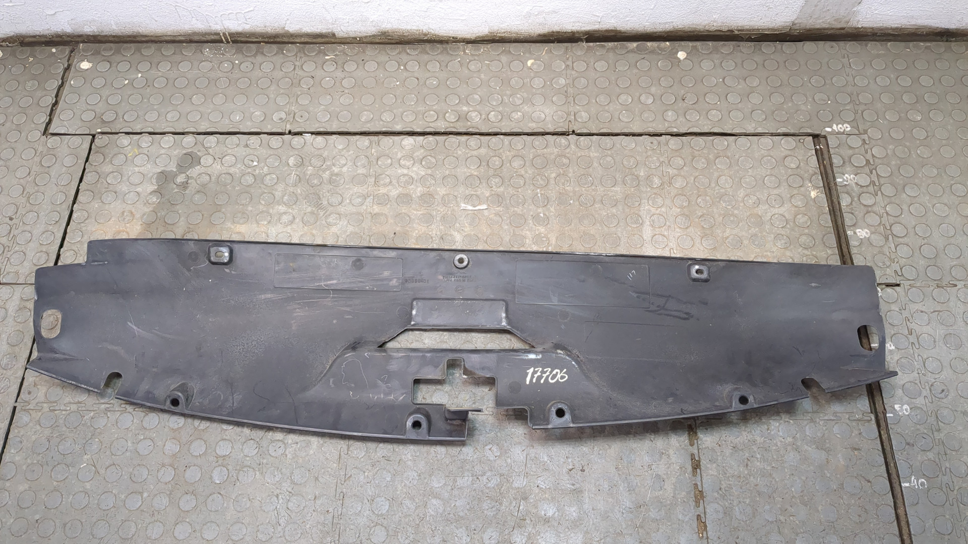 Кожух замка капота