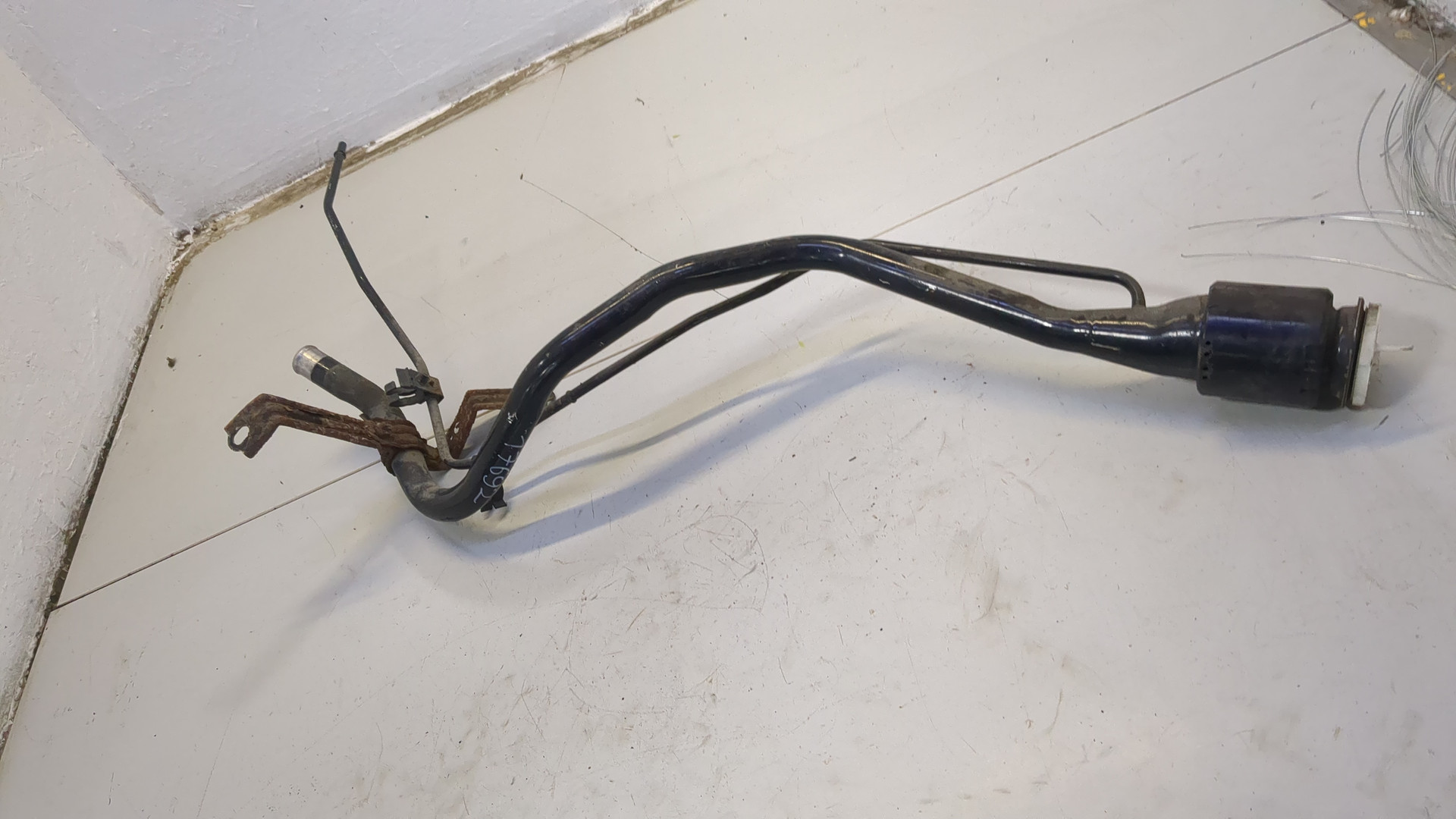 Горловина топливного бака