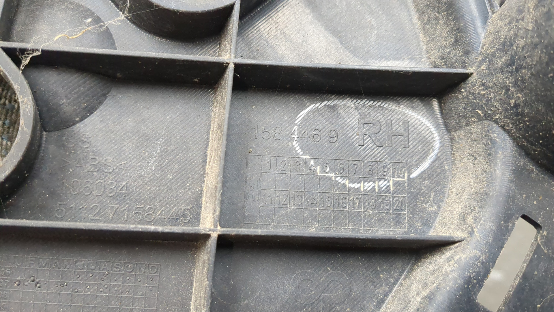 Кронштейн заднего бампера правый