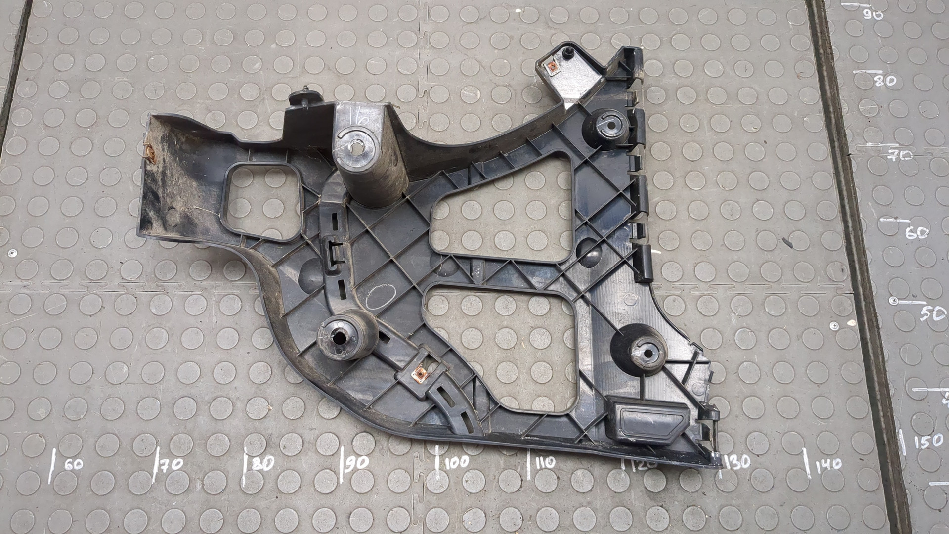 Кронштейн заднего бампера правый