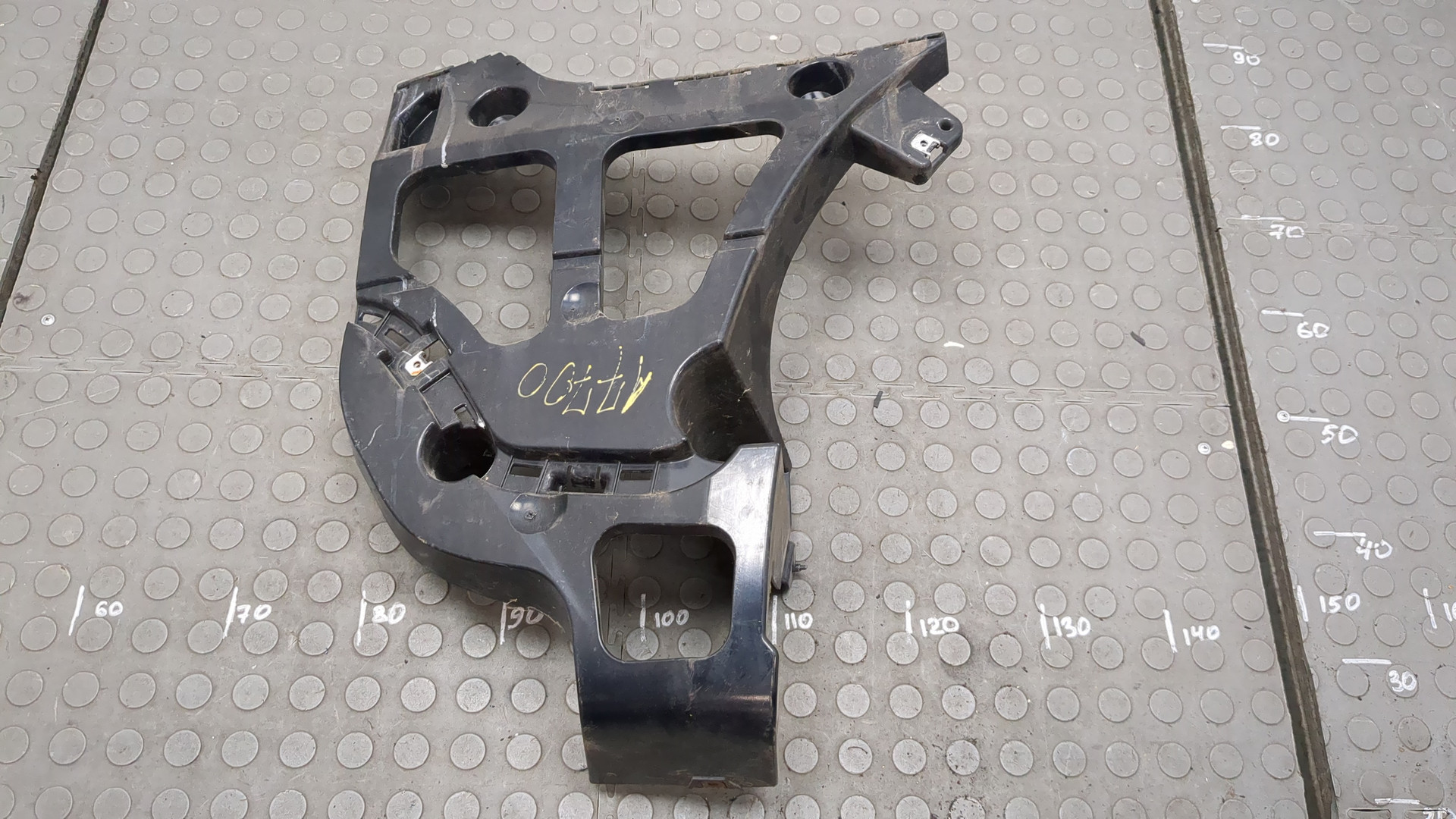 Кронштейн заднего бампера правый