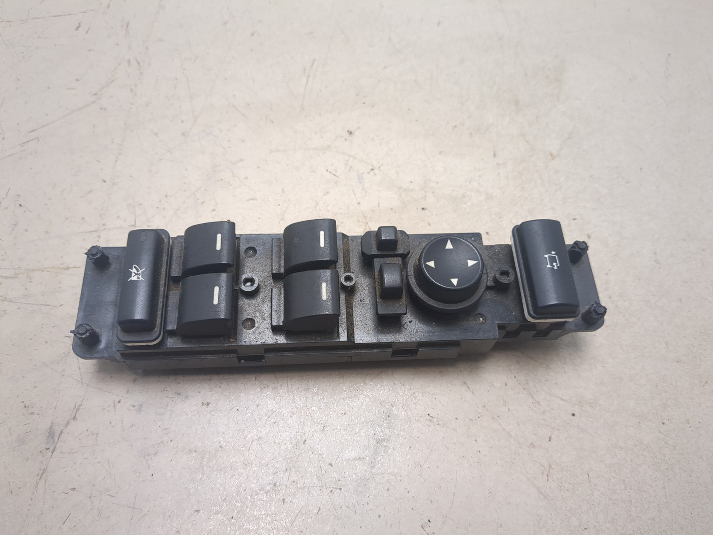 Кнопка стеклоподъемника