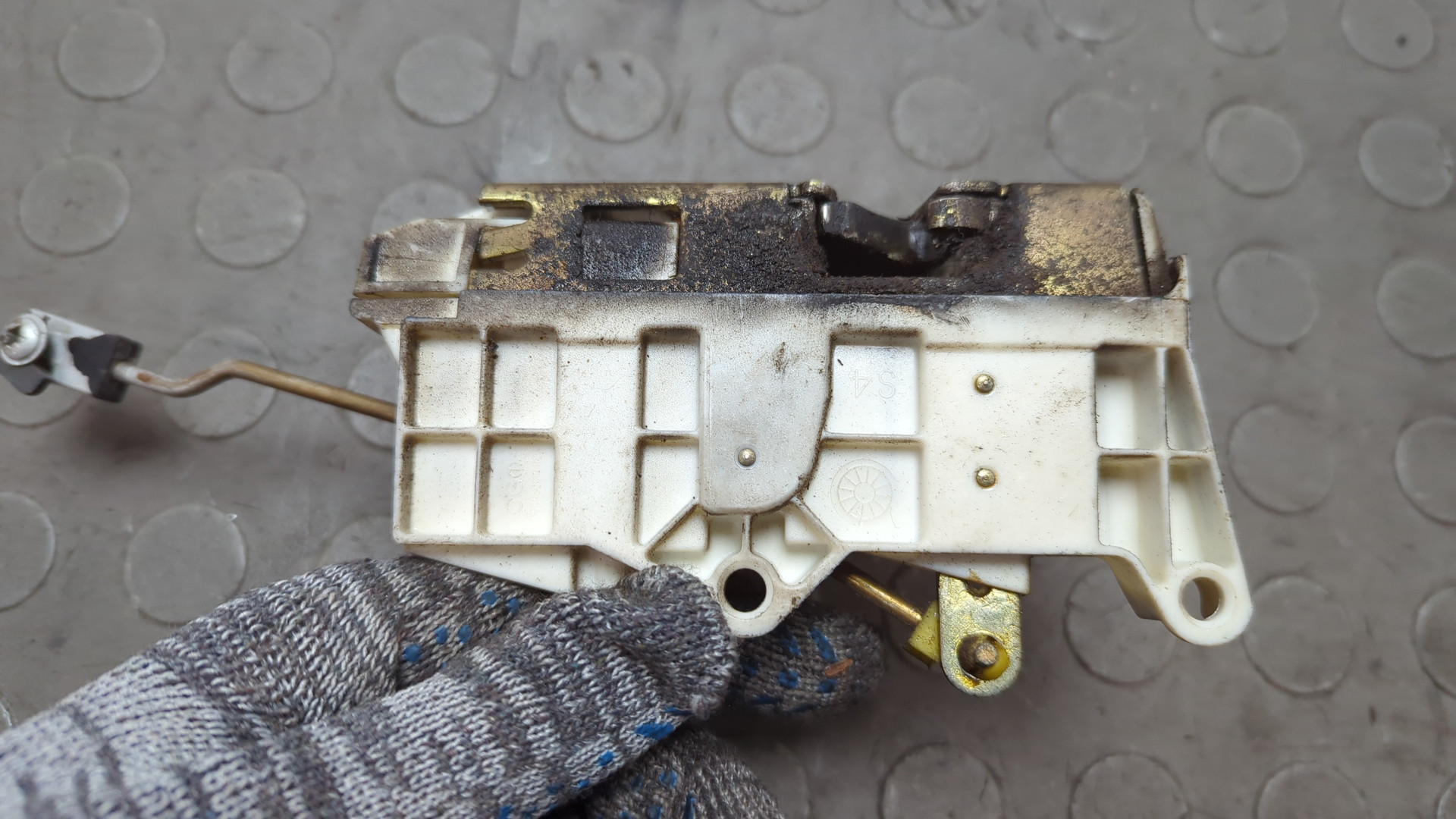 Замок двери передней левой