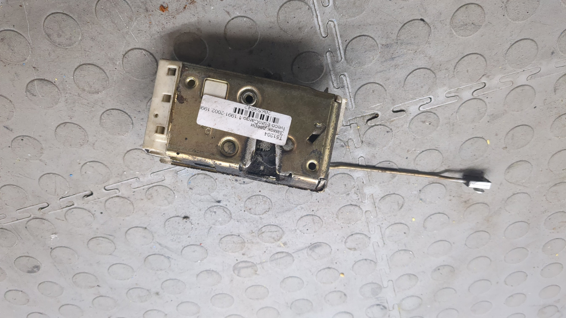 Замок двери передней левой