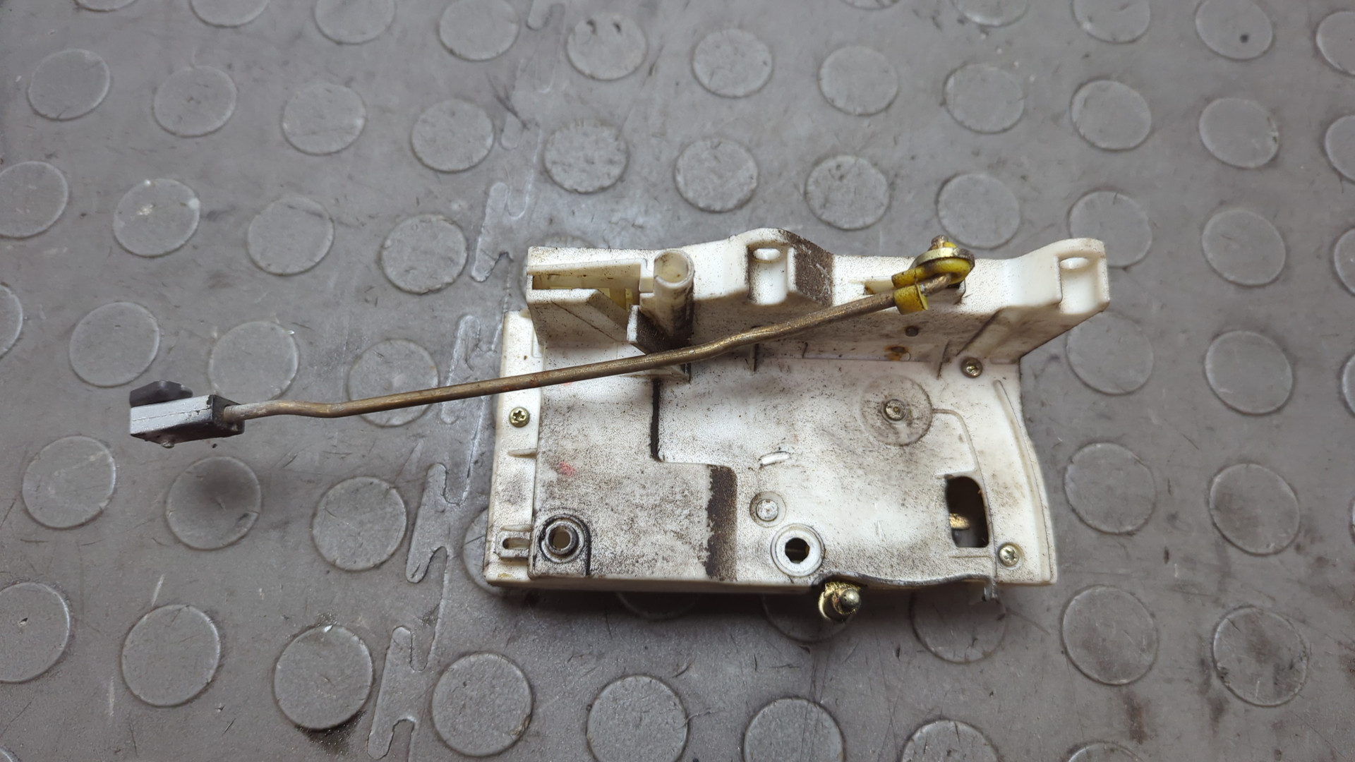 Замок двери передней левой