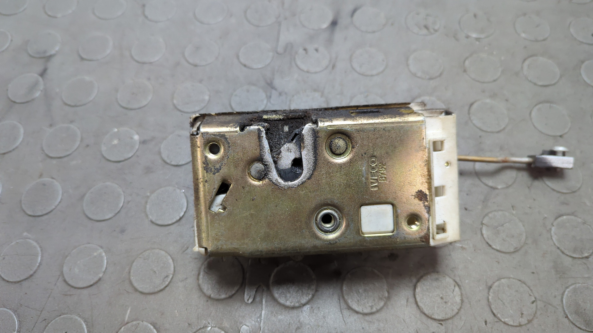 Замок двери передней левой