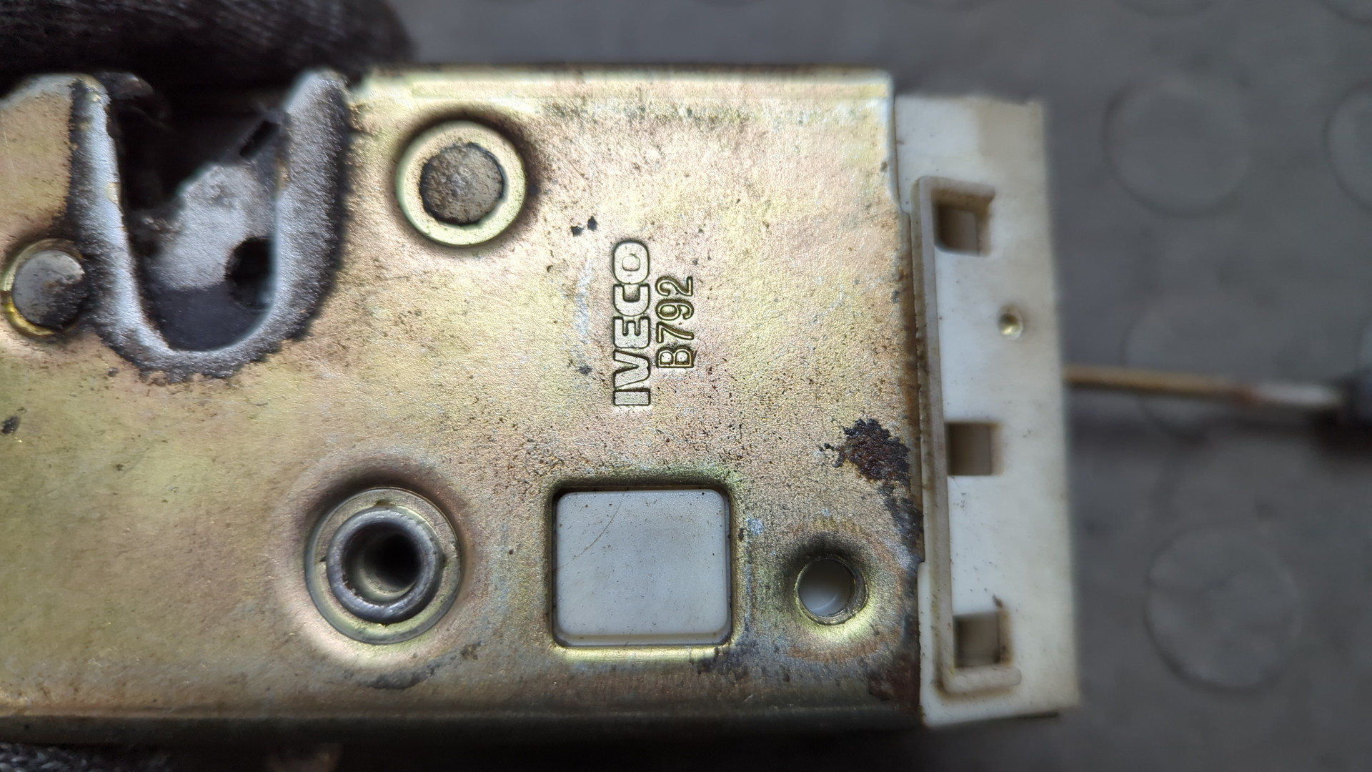 Замок двери передней левой