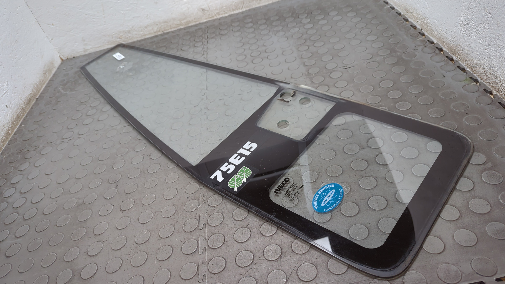 Стекло двери передней левой (форточка)