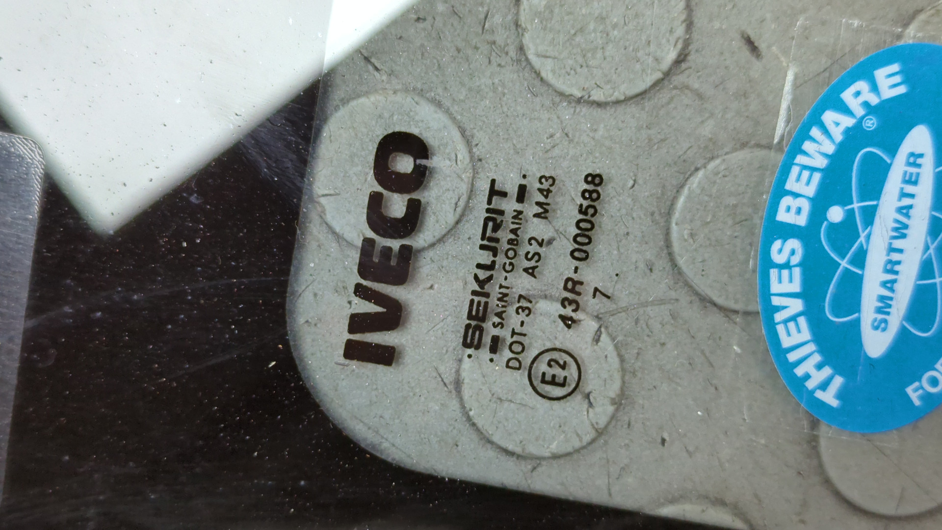 Стекло двери передней левой (форточка)