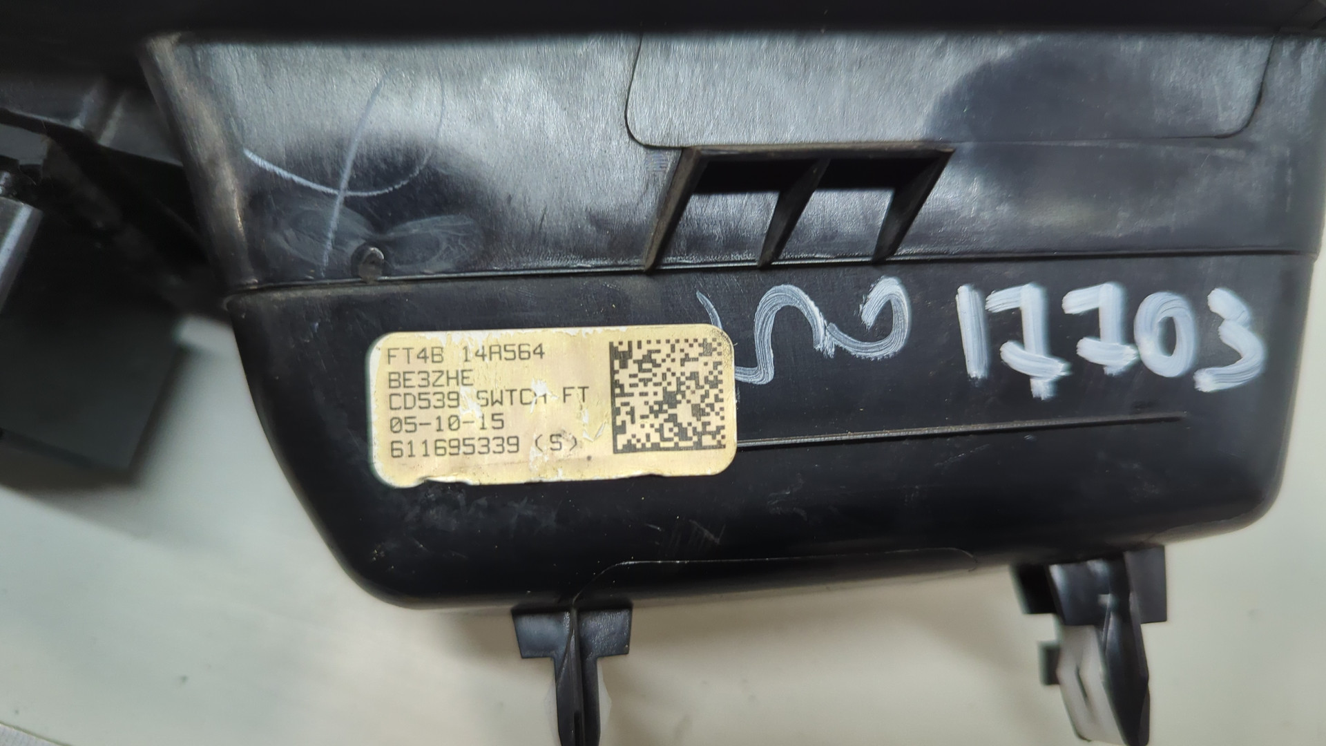 Кнопка стеклоподъемника