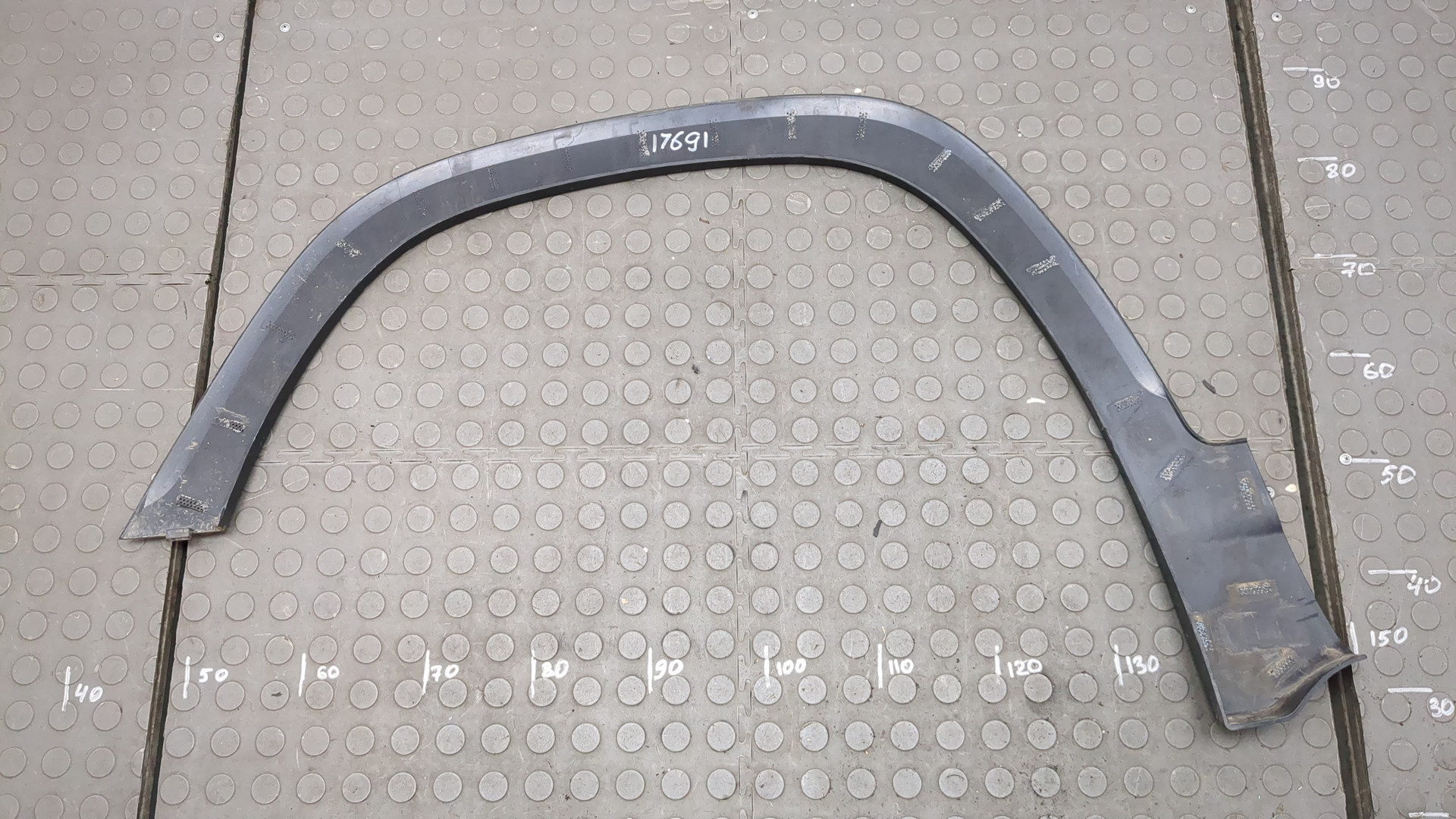 Накладка переднего крыла правого